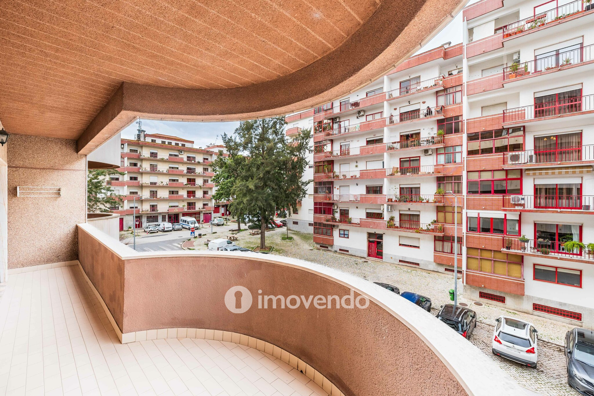 Apartamento T4 com garagem para duas viaturas, em Alverca