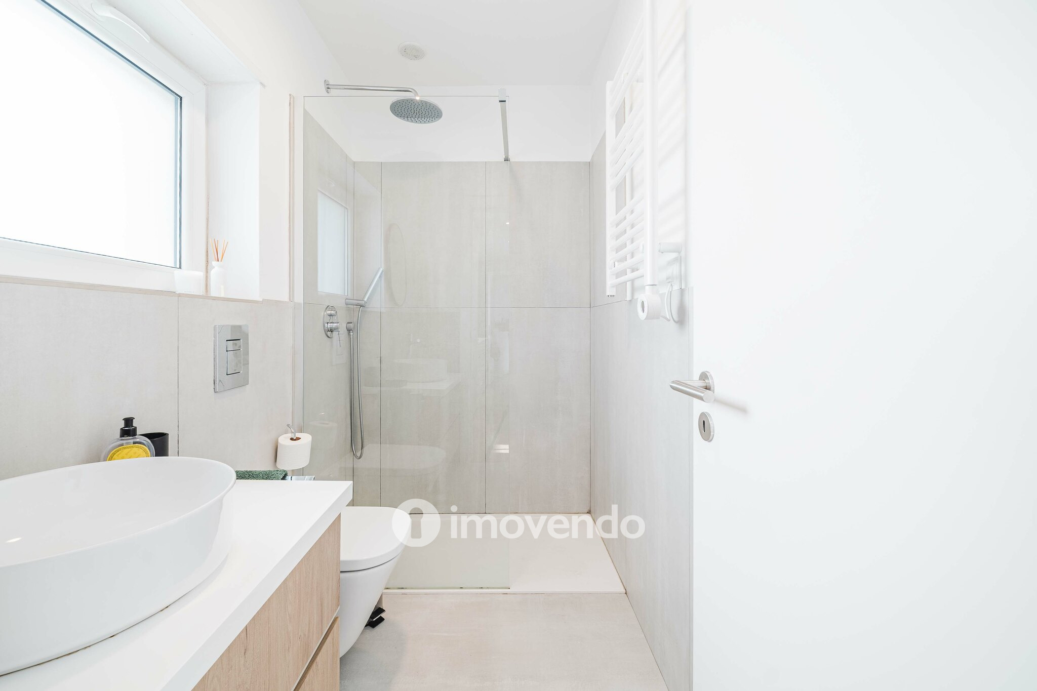 Moradia T4 remodelada, com áreas amplas, próximo da Praia da Parede