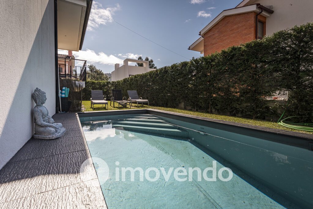 Exterior view of the detached villa in Nogueira, Braga, with private pool.