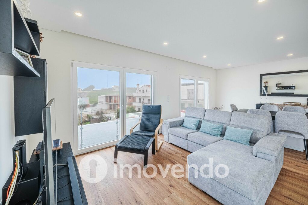 Four-bedroom (3+1) villa with garden and garage in Porto Salvo - 5