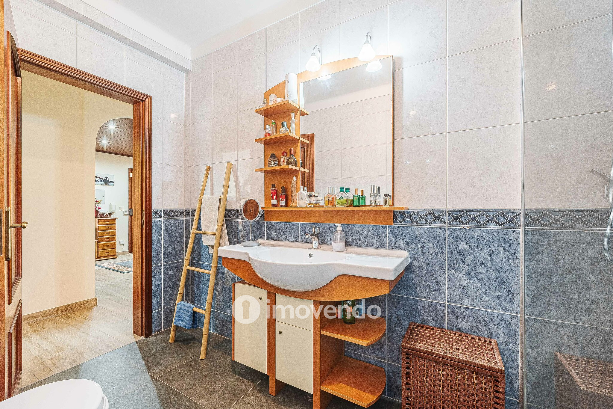 Apartamento T2 com áreas amplas e arrecadação, em Almeirim