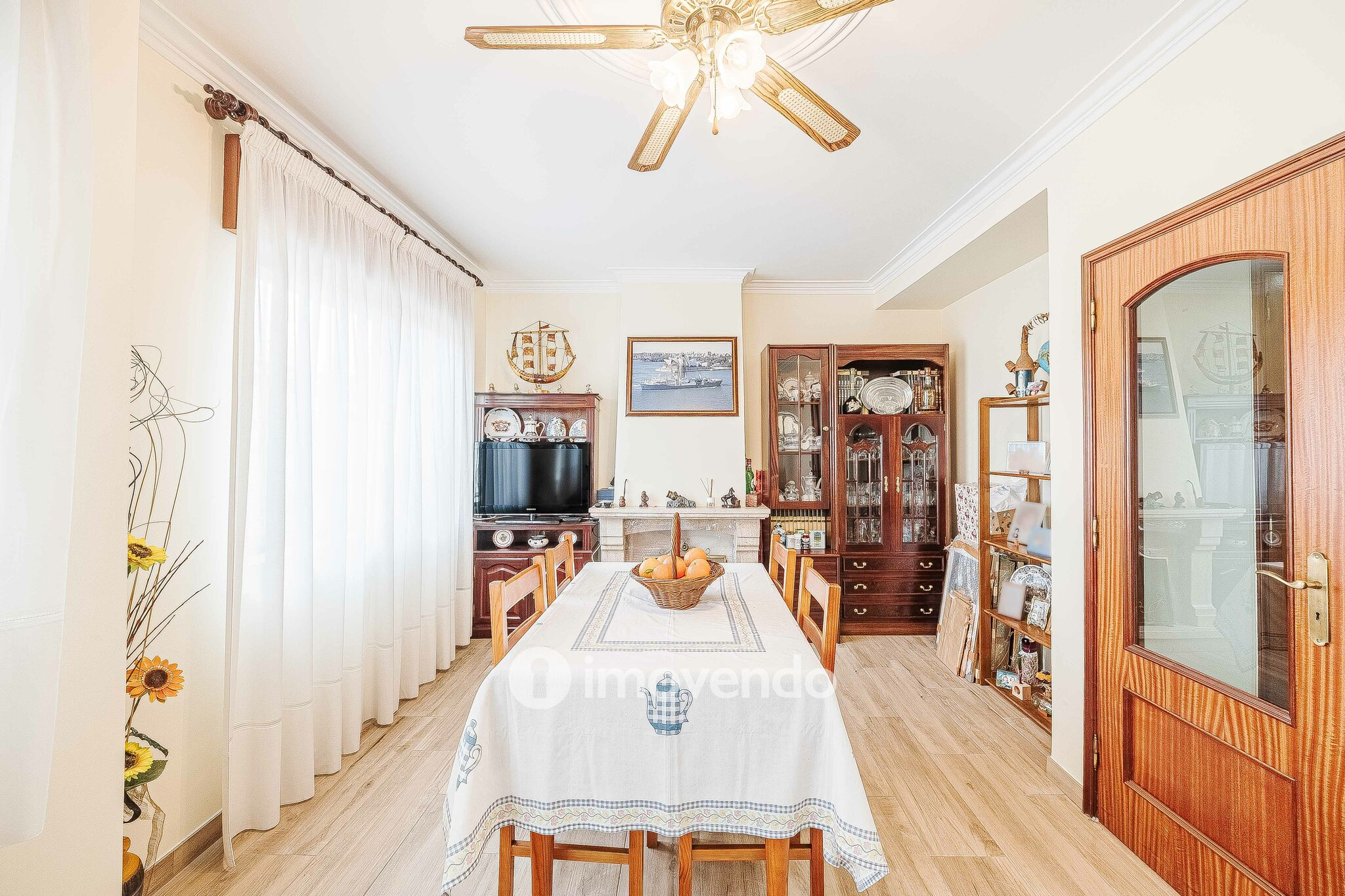 Apartamento T2 com áreas amplas e arrecadação, em Almeirim