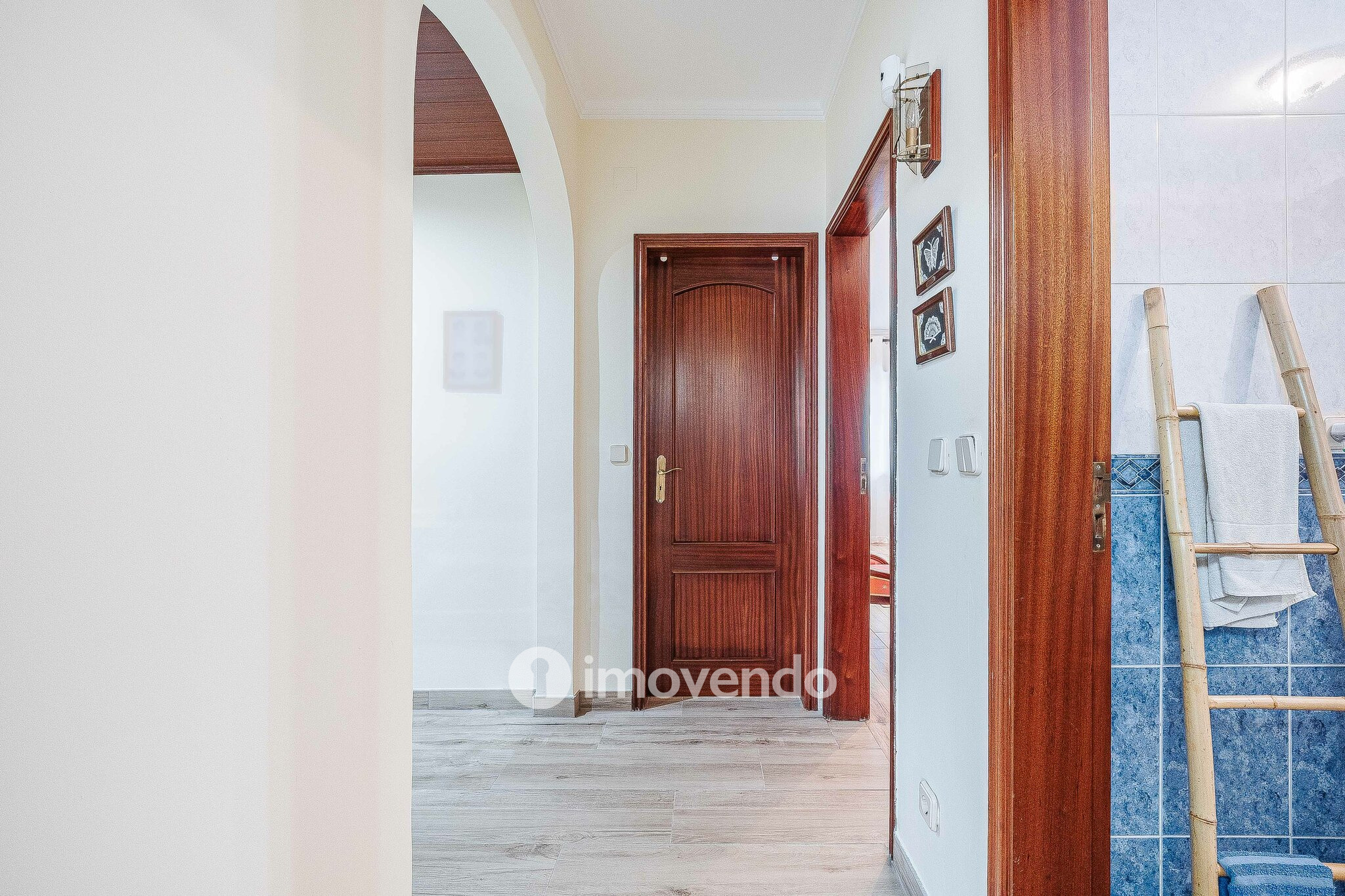 Apartamento T2 com áreas amplas e arrecadação, em Almeirim