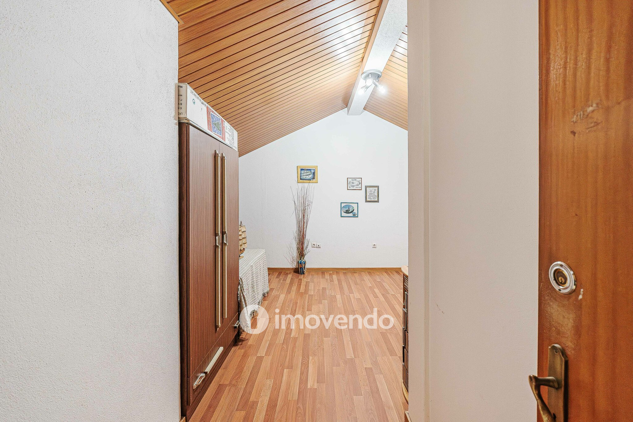 Apartamento T2 com áreas amplas e arrecadação, em Almeirim