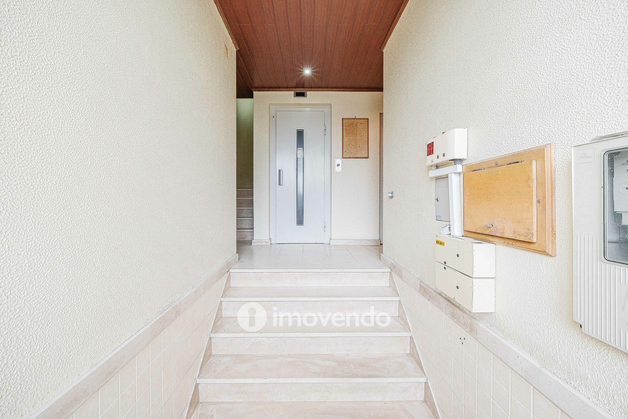 Apartamento T2 com áreas amplas e arrecadação, em Almeirim