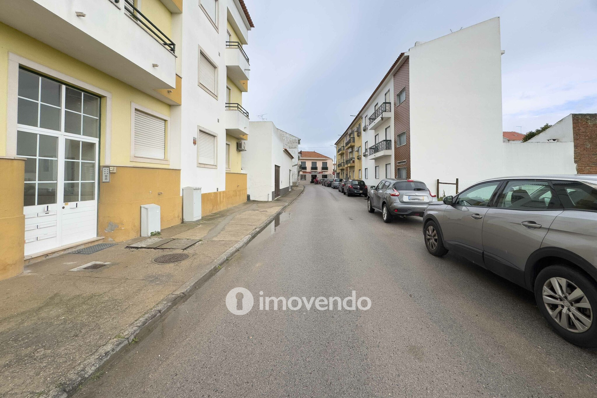 Apartamento T2 com áreas amplas e arrecadação, em Almeirim