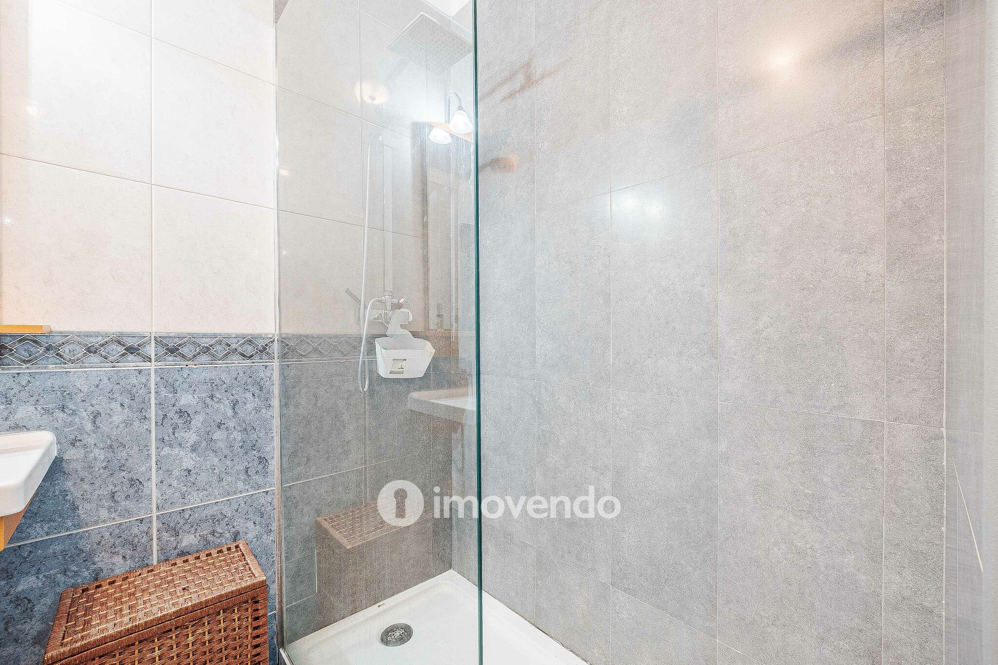 Apartamento T2 com áreas amplas e arrecadação, em Almeirim