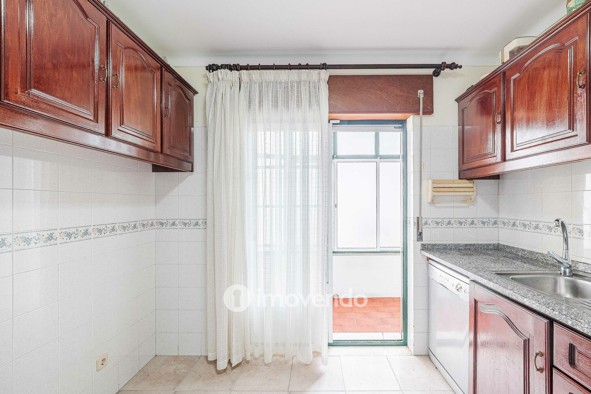 Apartamento T2 com áreas amplas e arrecadação, em Almeirim