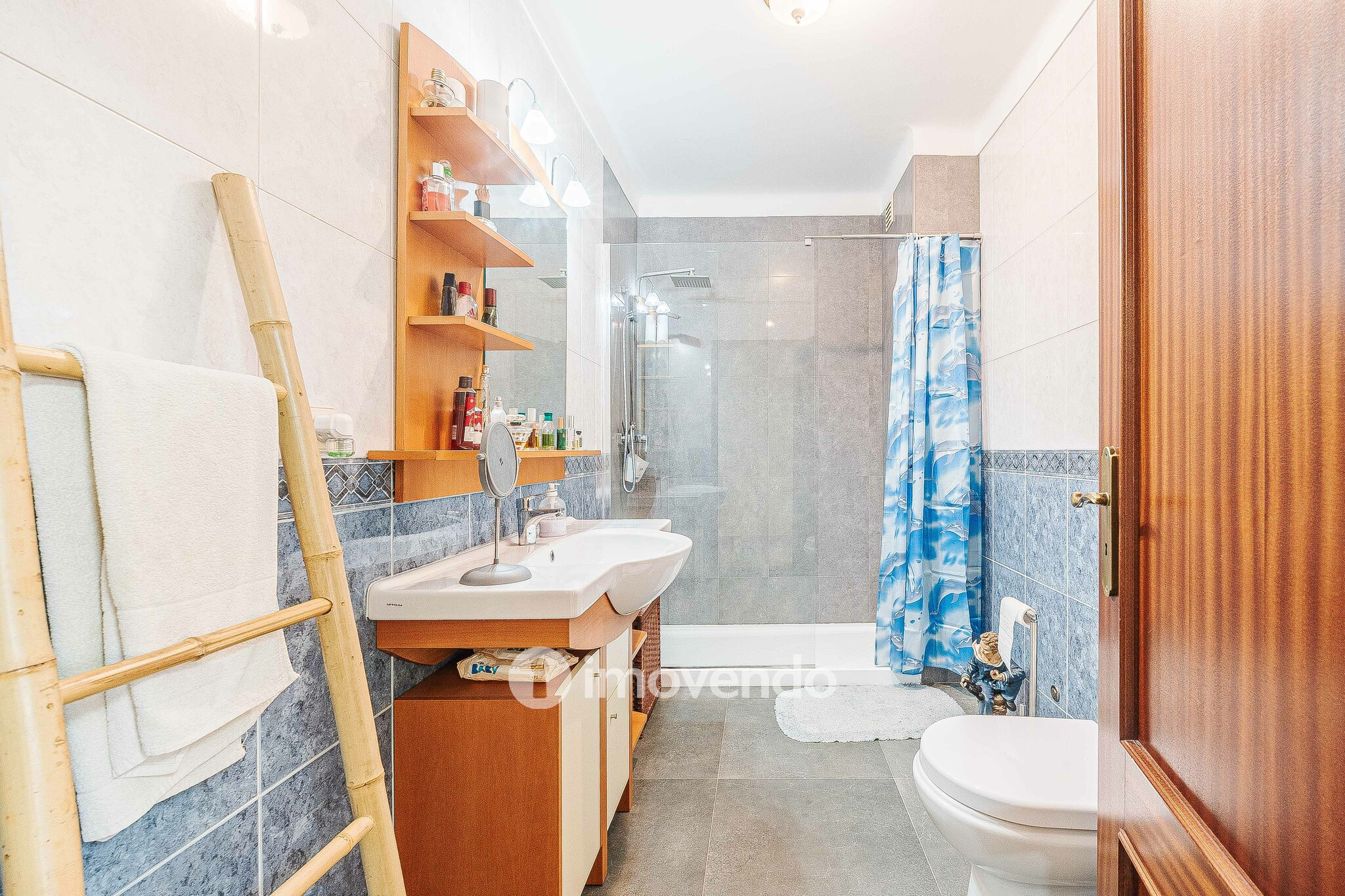 Apartamento T2 com áreas amplas e arrecadação, em Almeirim