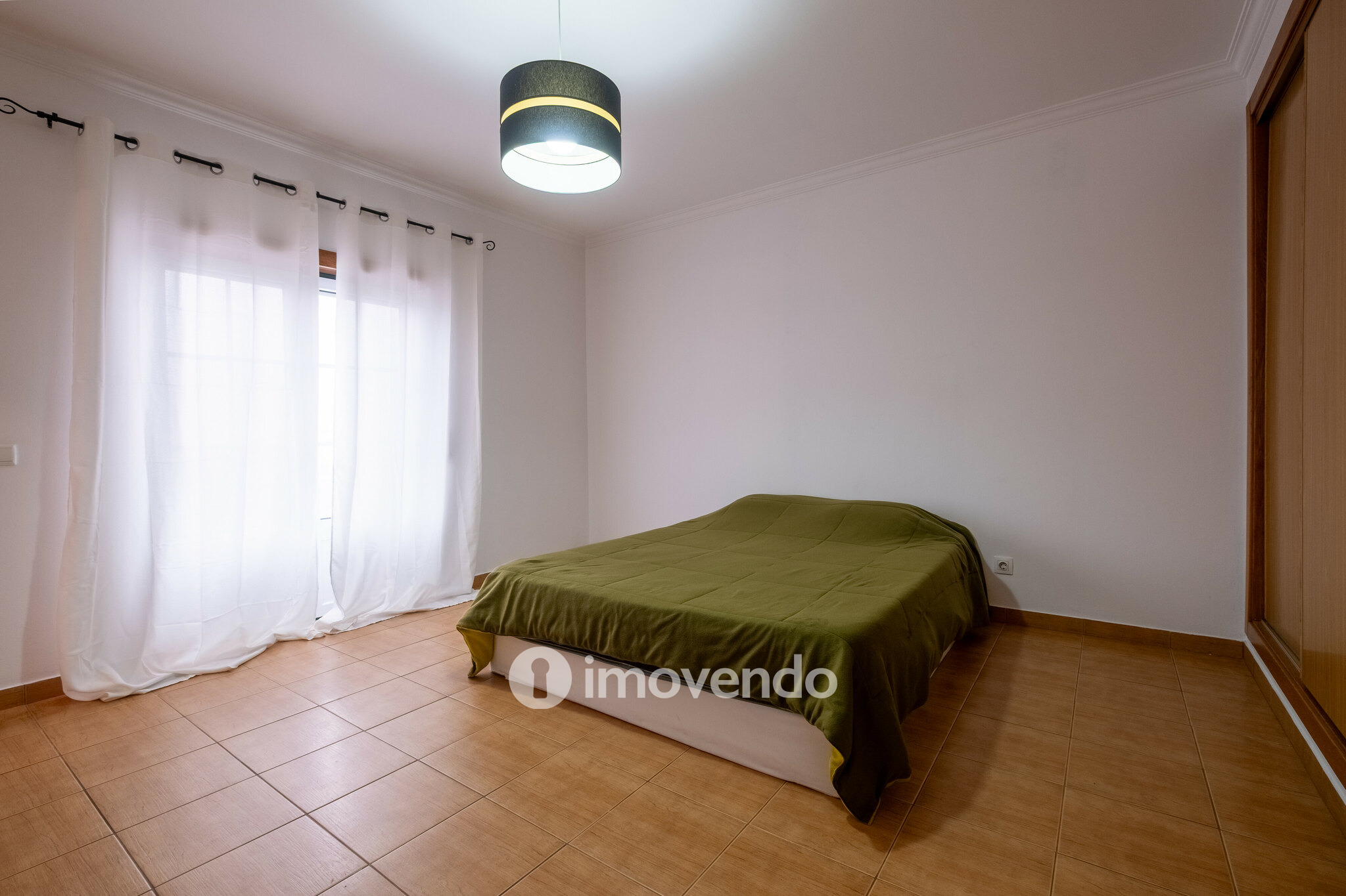 Moradia geminada T3, com áreas amplas e garagem, em Minde, Santarém