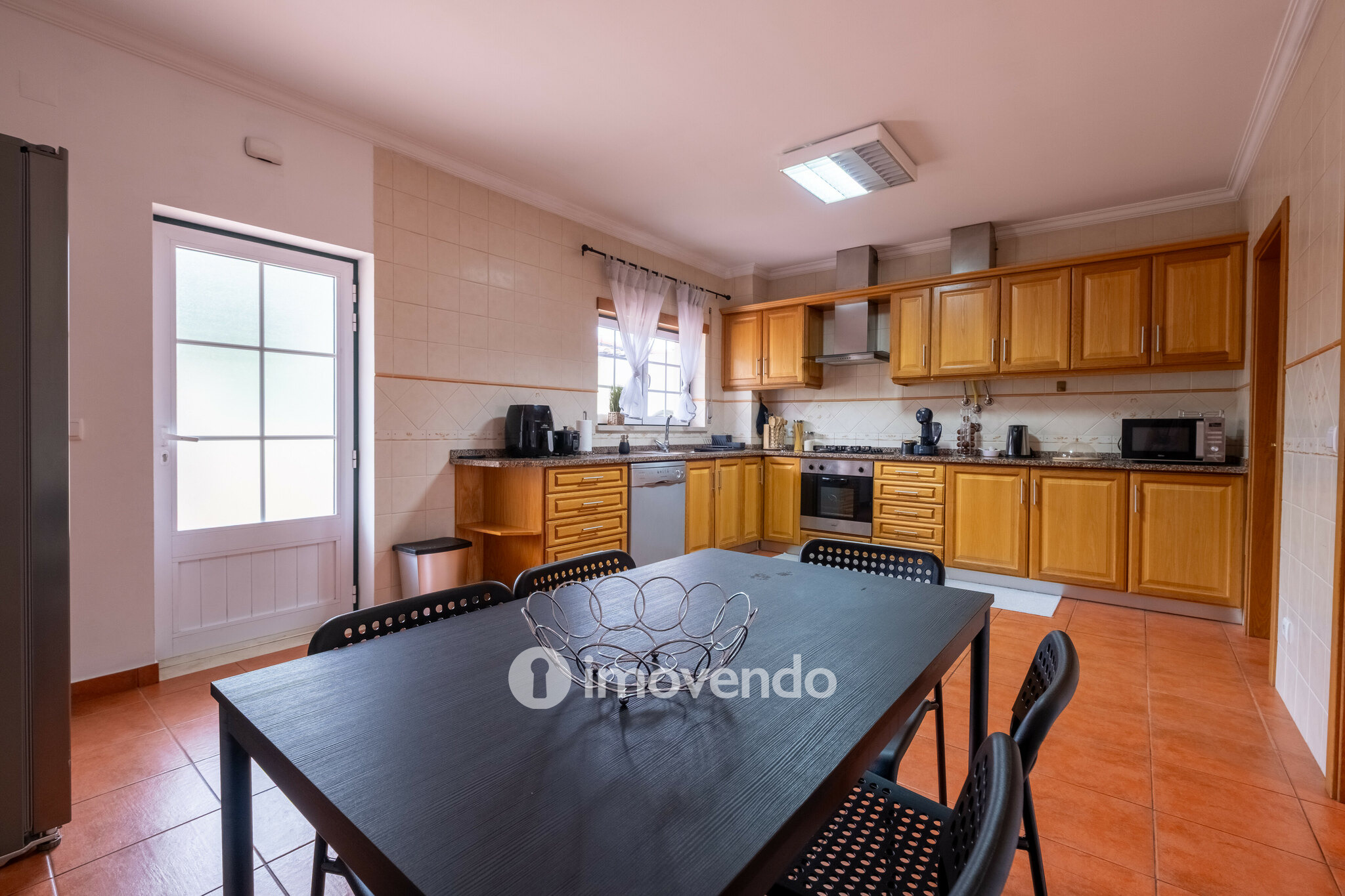 Moradia geminada T3, com áreas amplas e garagem, em Minde, Santarém