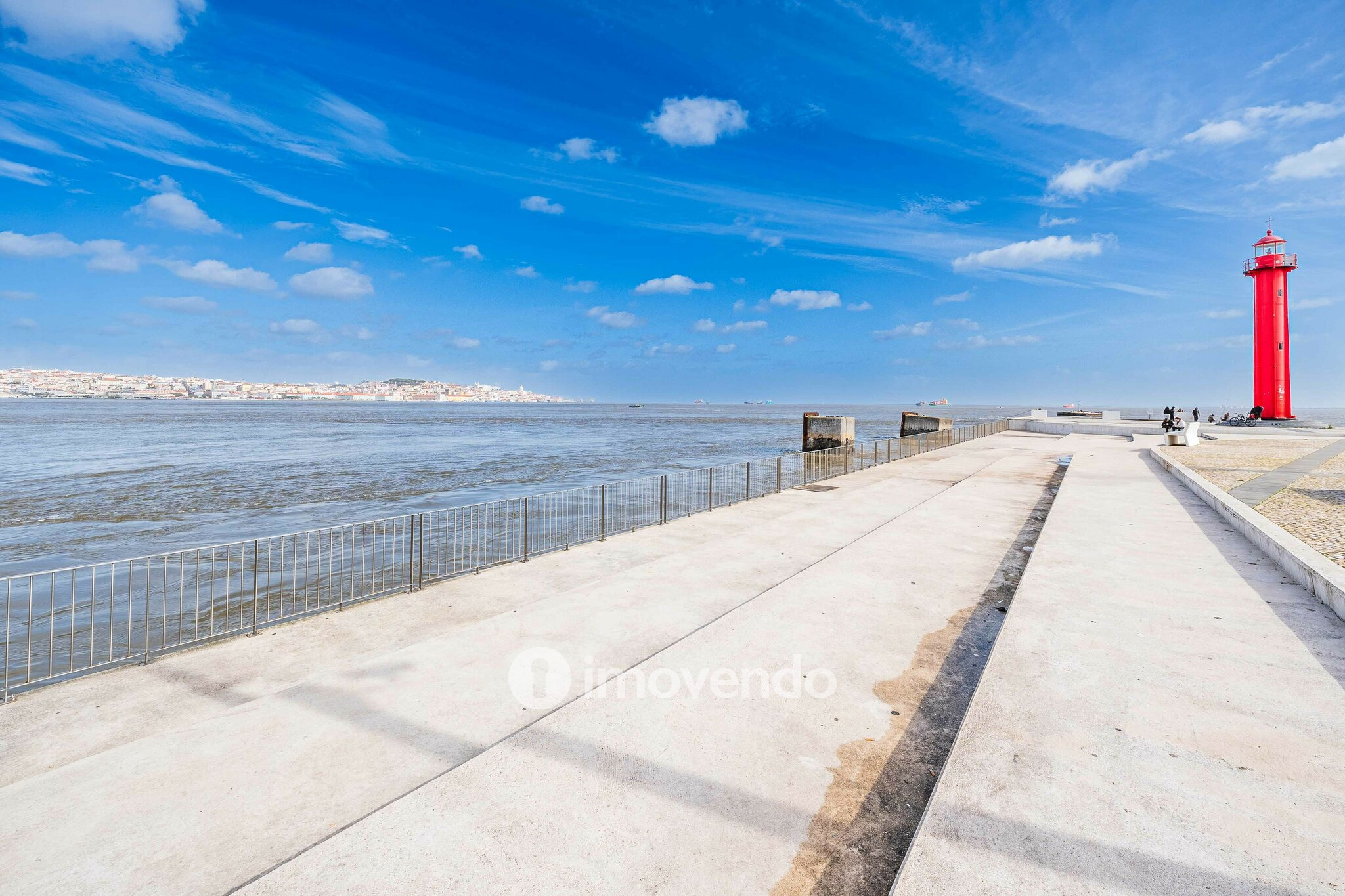 Apartamento T3 mobilado e com cozinha equipada, em Cacilhas