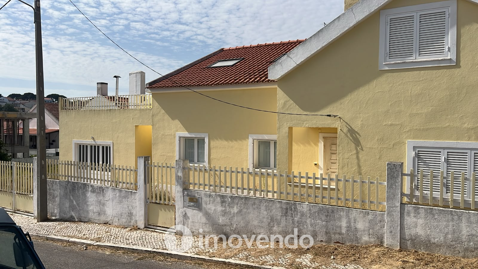 Moradia T4 com garagem e próxima da praia, na Charneca da Caparica