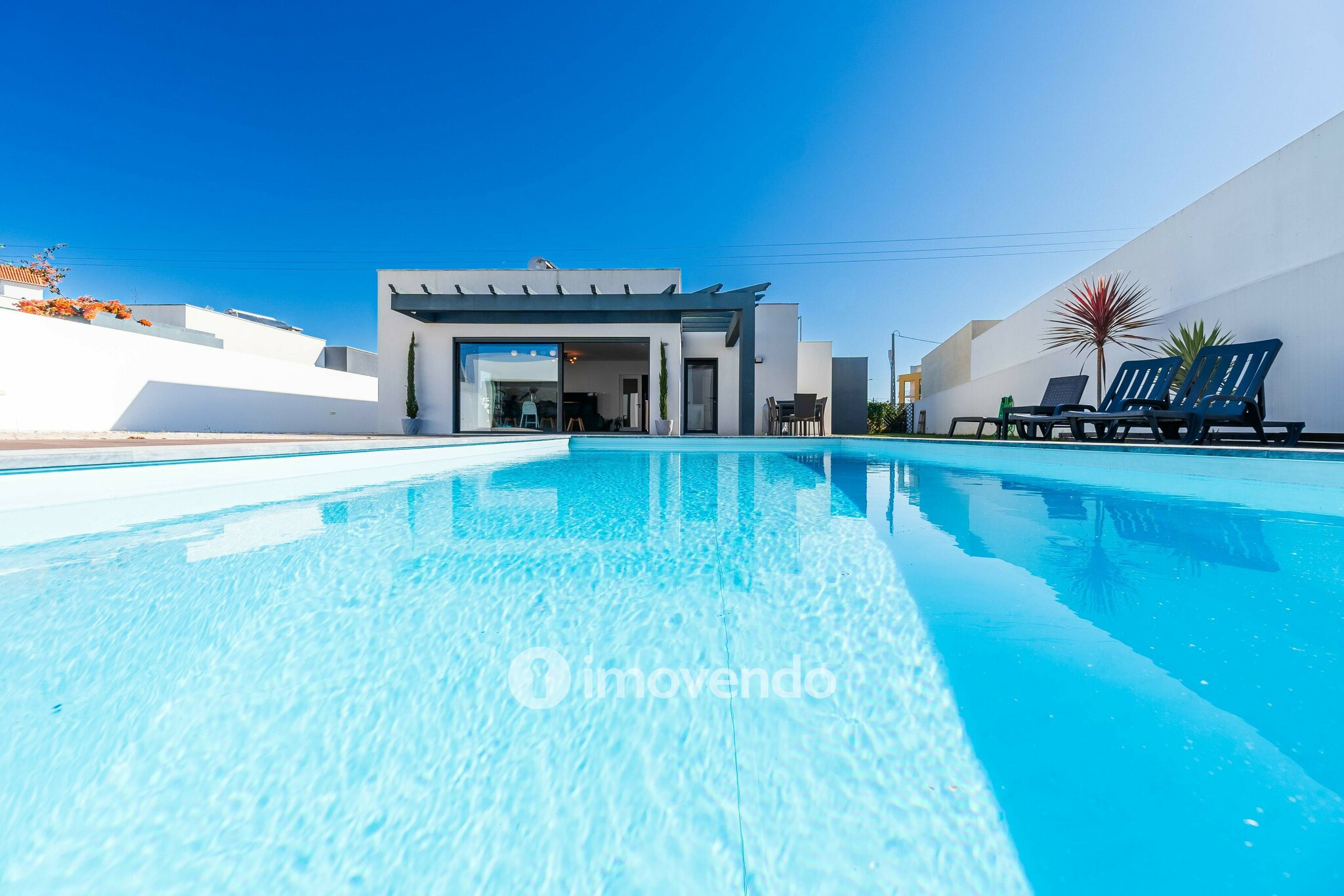 Moradia T4 exclusiva, com piscina e próximo da praia, em Peniche