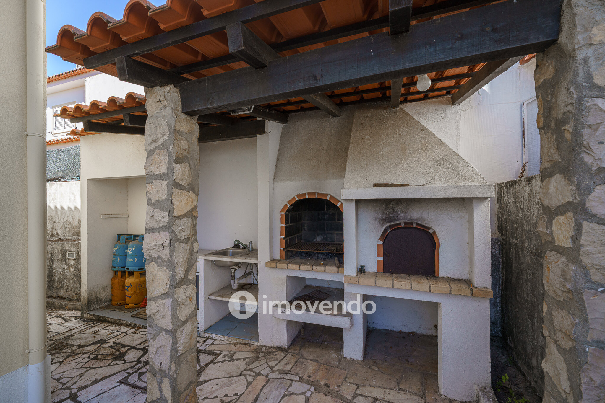 Moradia T4 com garagem e próxima da praia, na Charneca da Caparica