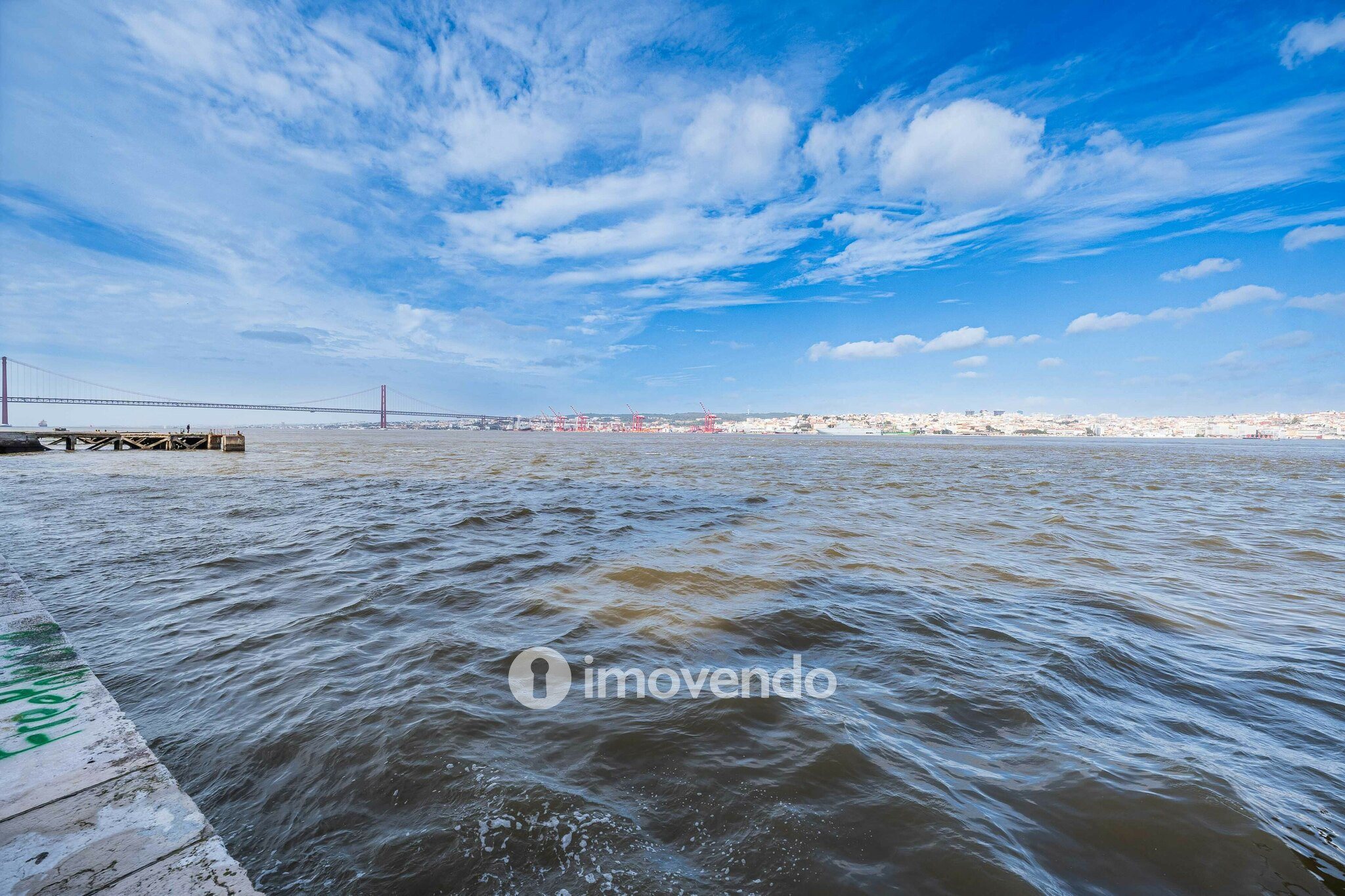 Apartamento T3 mobilado e com cozinha equipada, em Cacilhas