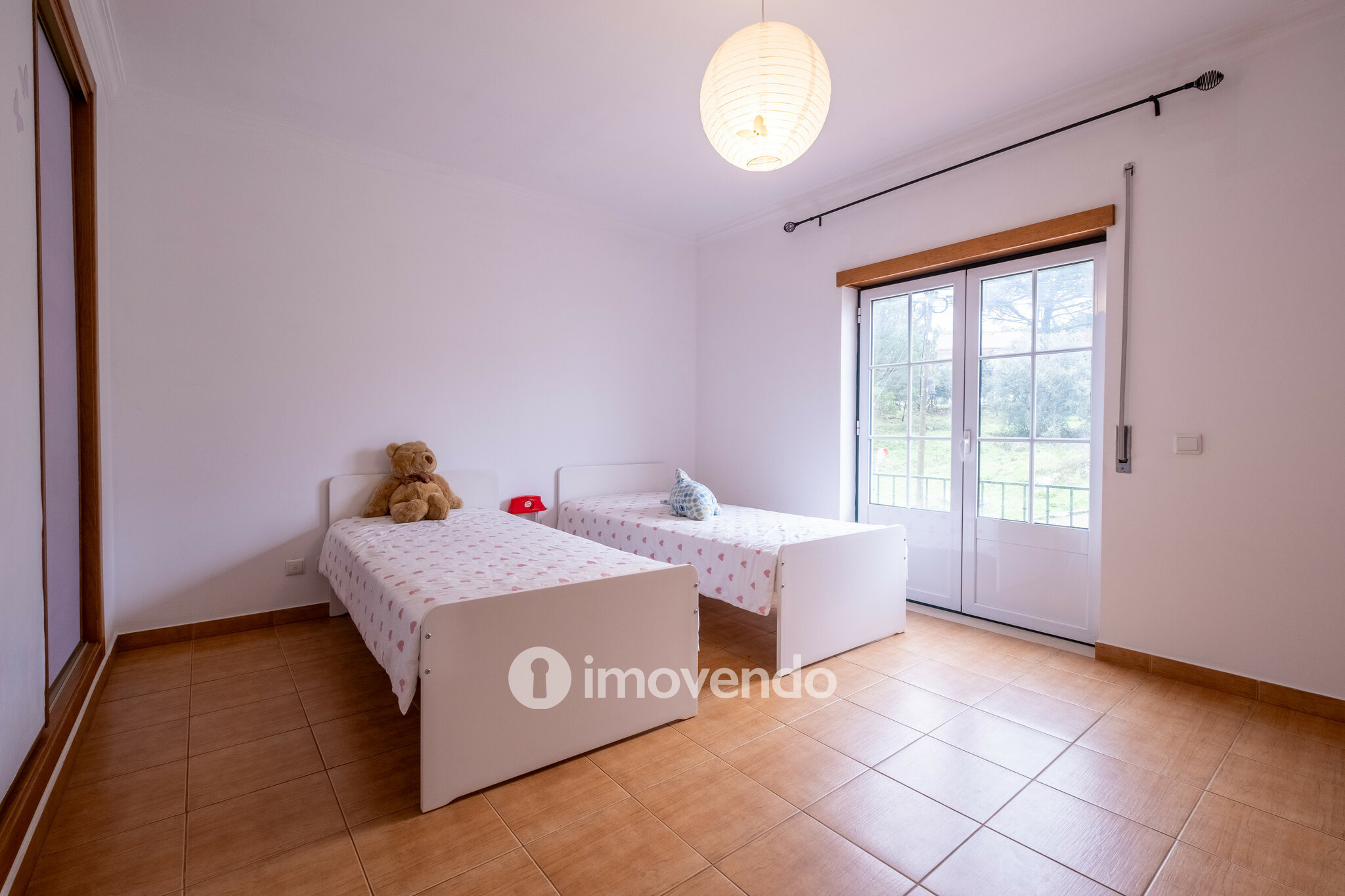 Moradia geminada T3, com áreas amplas e garagem, em Minde, Santarém