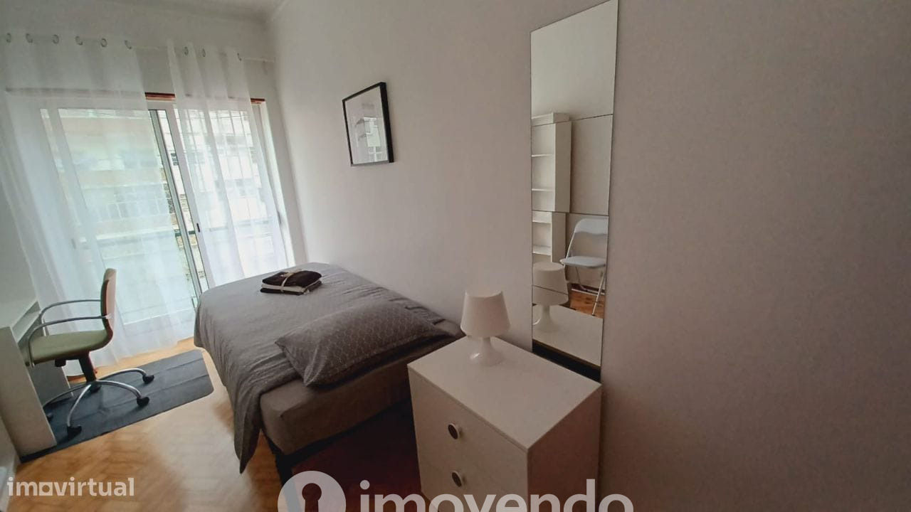 Apartamento T3 mobilado e com cozinha equipada, em Cacilhas