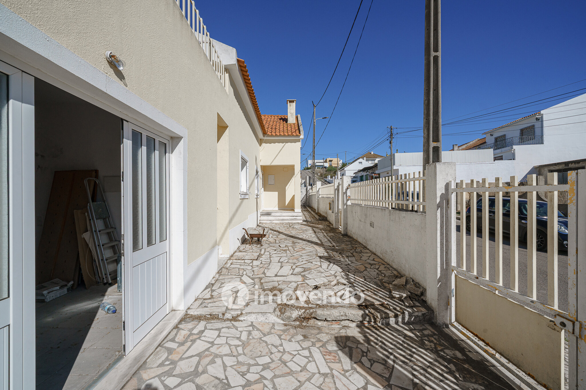 Moradia T4 com garagem e próxima da praia, na Charneca da Caparica