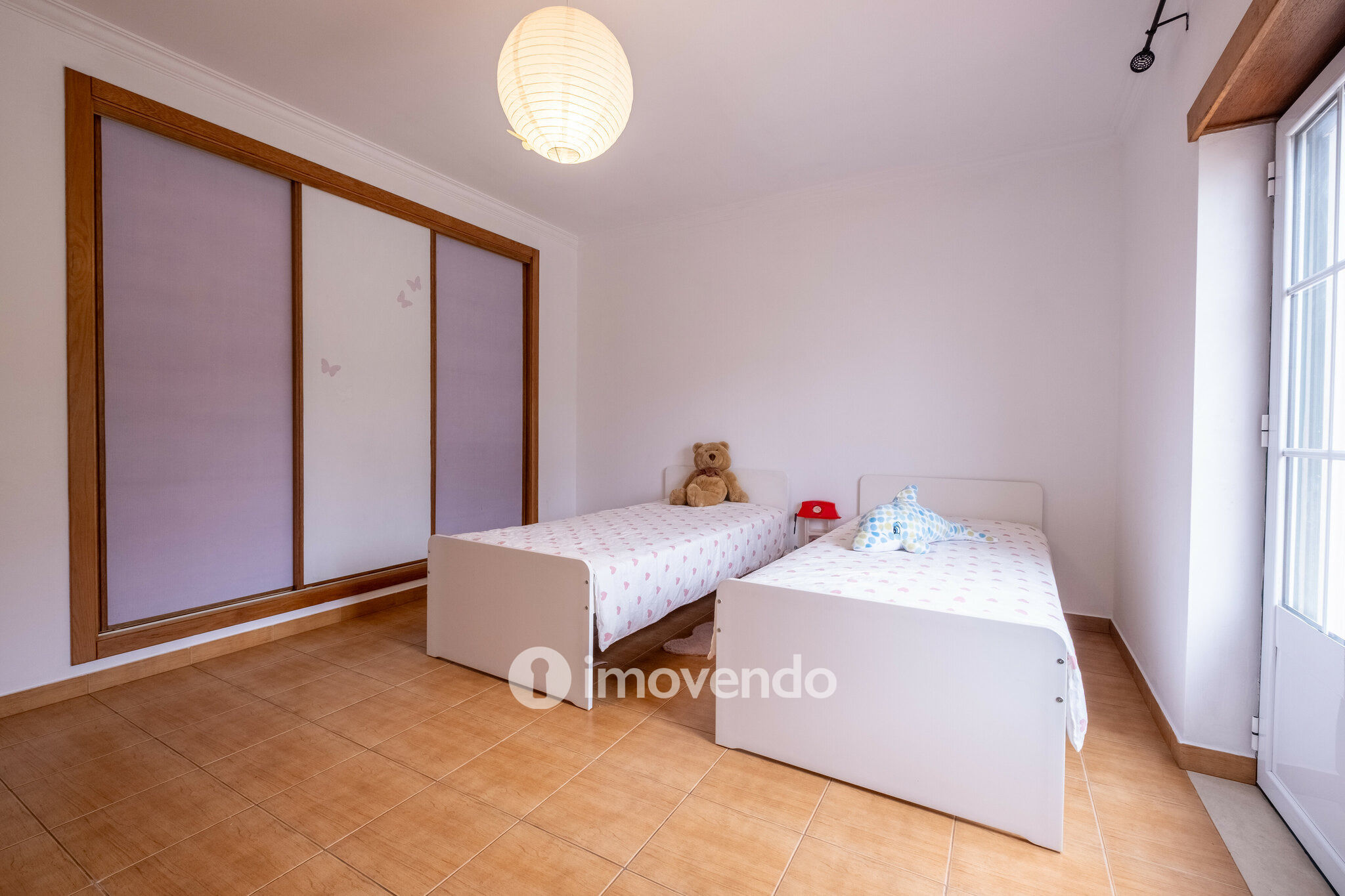 Moradia geminada T3, com áreas amplas e garagem, em Minde, Santarém