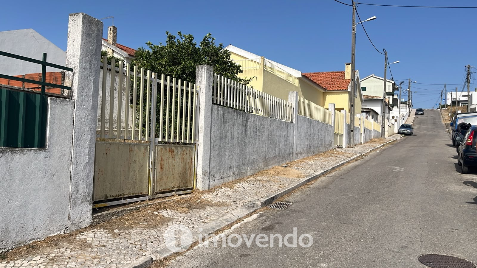 Moradia T4 com garagem e próxima da praia, na Charneca da Caparica