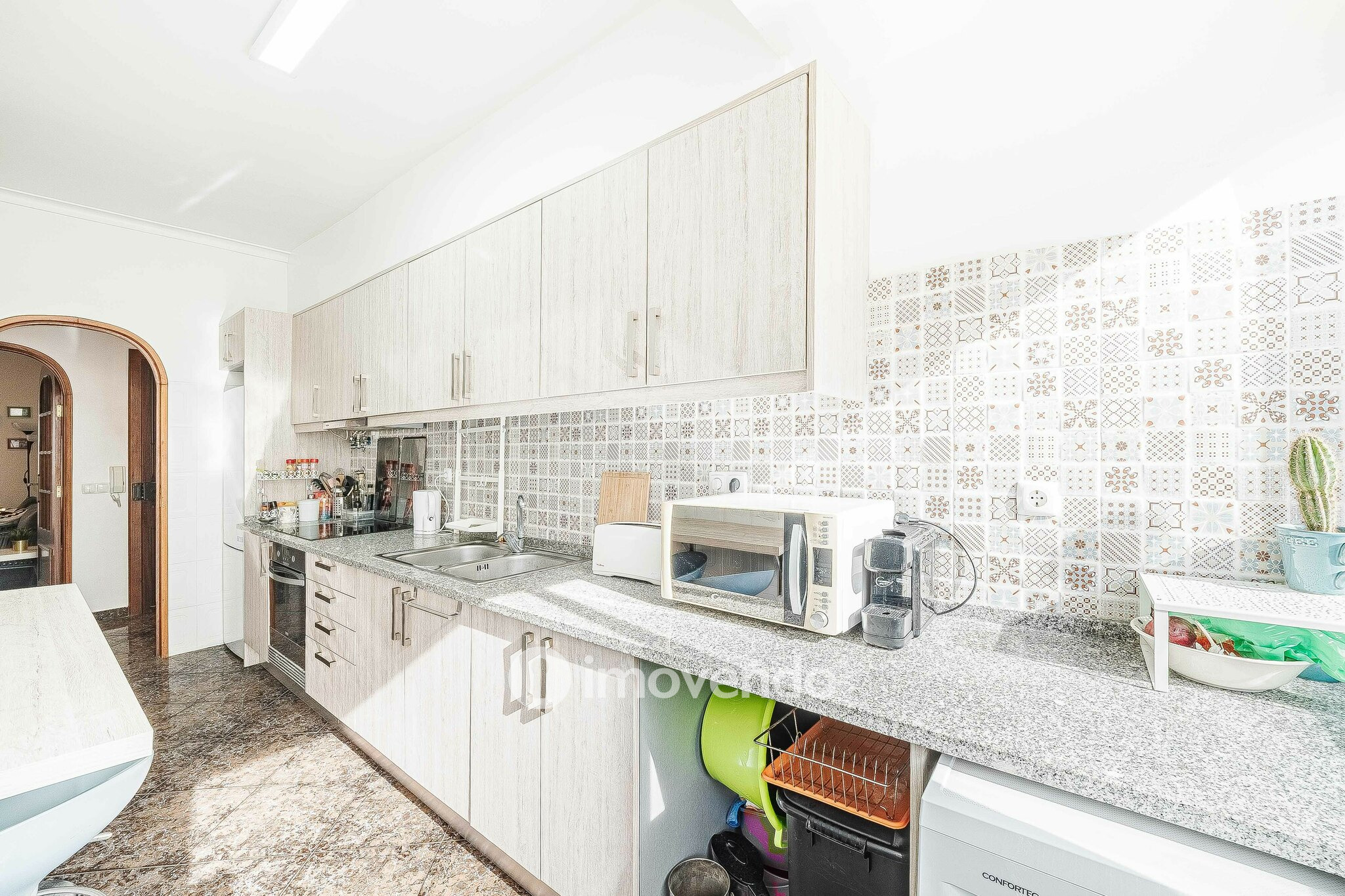 Apartamento T3 mobilado e com cozinha equipada, em Cacilhas