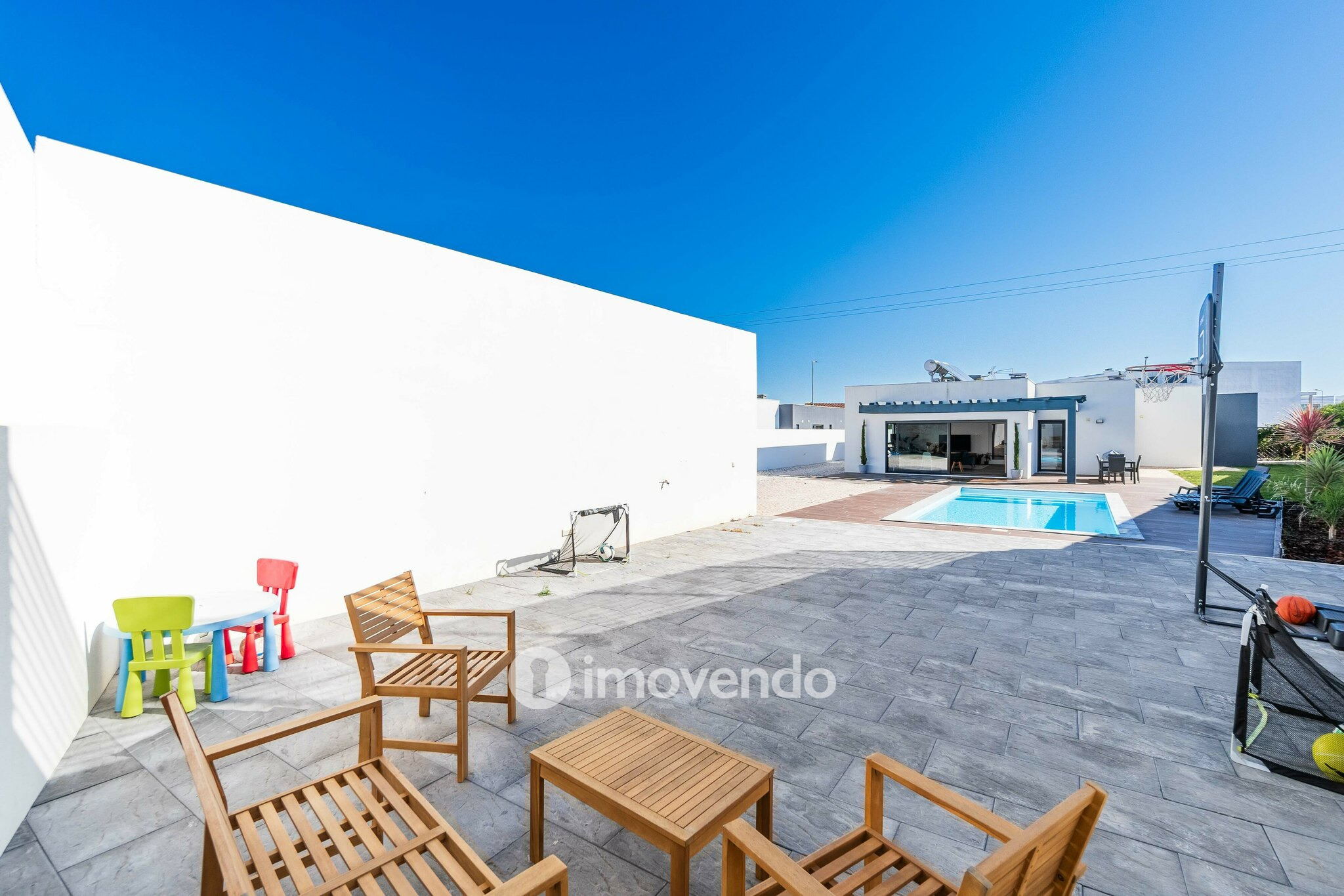 Moradia T4 exclusiva, com piscina e próximo da praia, em Peniche