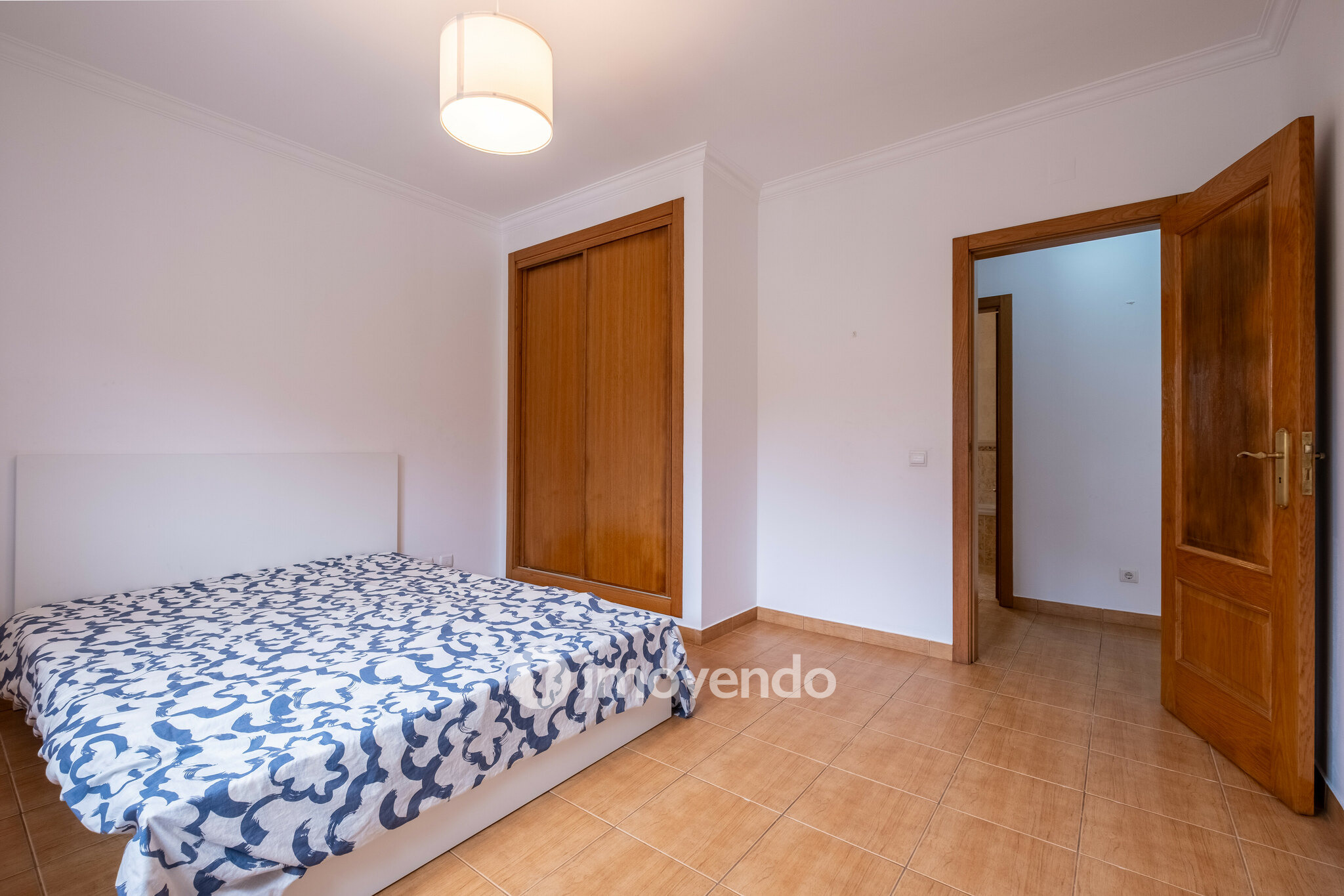 Moradia geminada T3, com áreas amplas e garagem, em Minde, Santarém