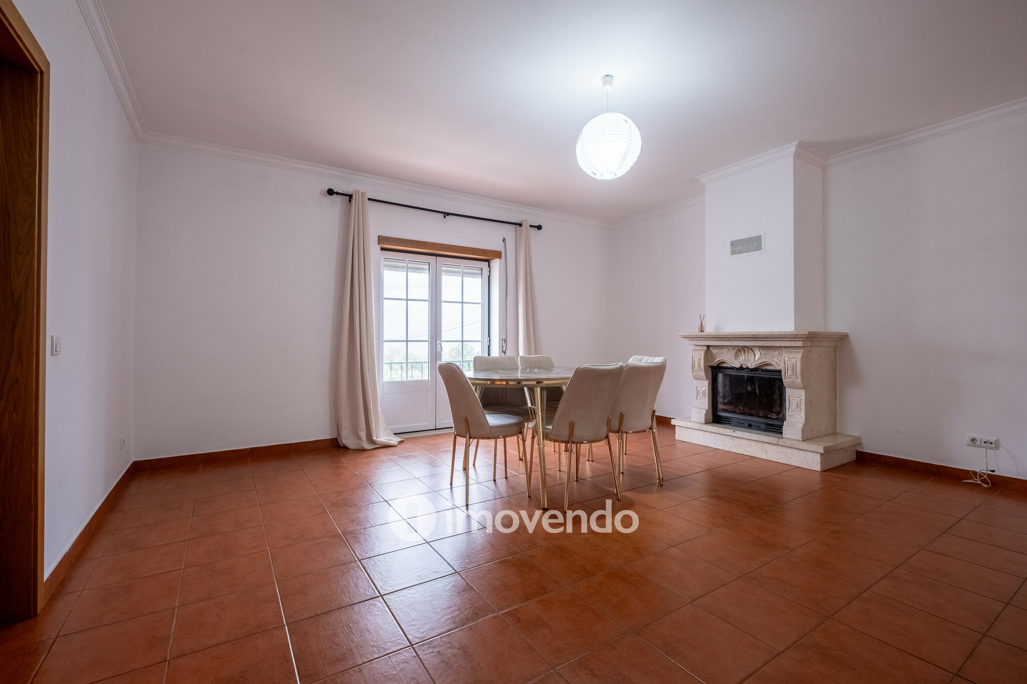 Moradia geminada T3, com áreas amplas e garagem, em Minde, Santarém