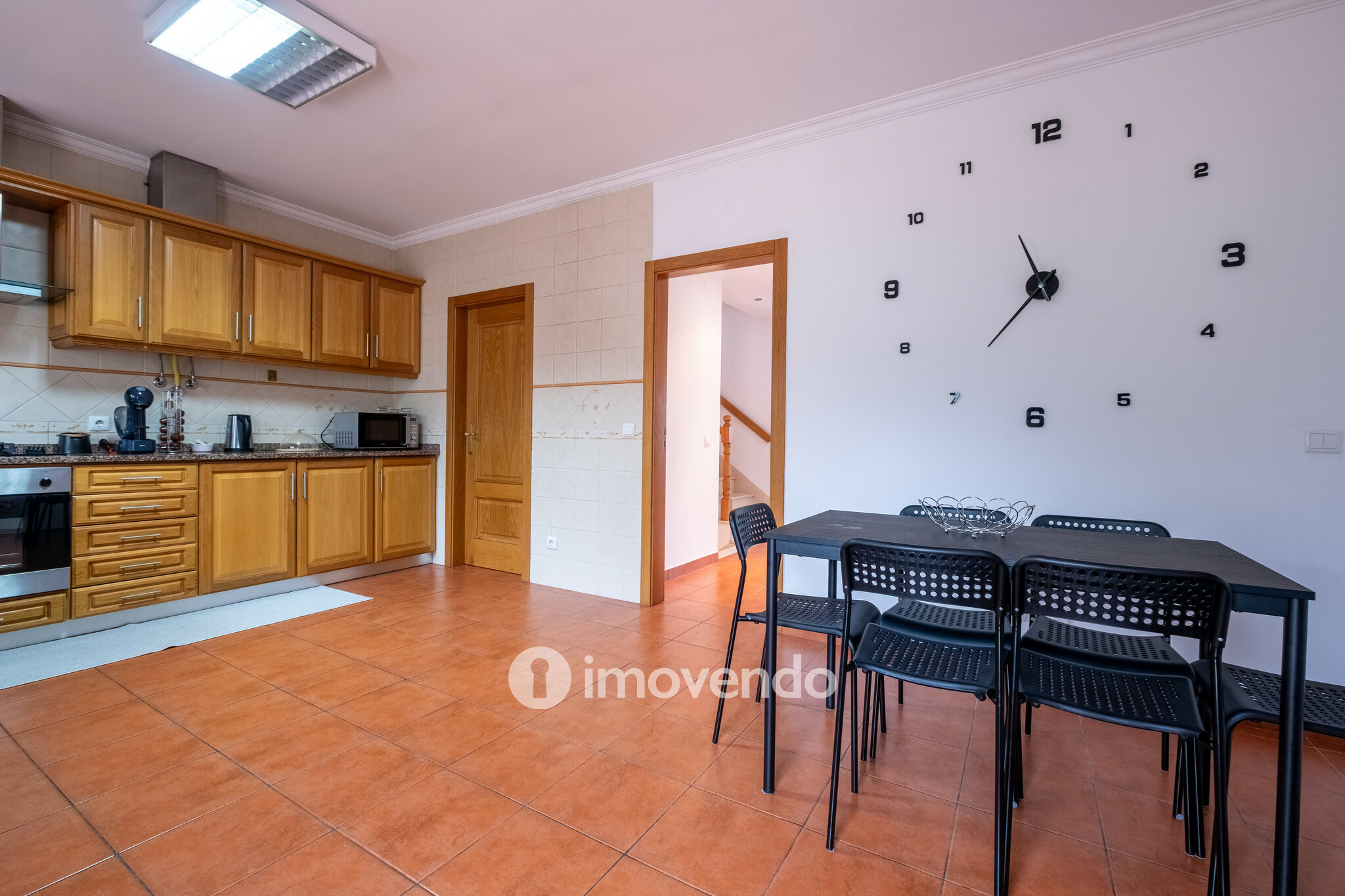 Moradia geminada T3, com áreas amplas e garagem, em Minde, Santarém