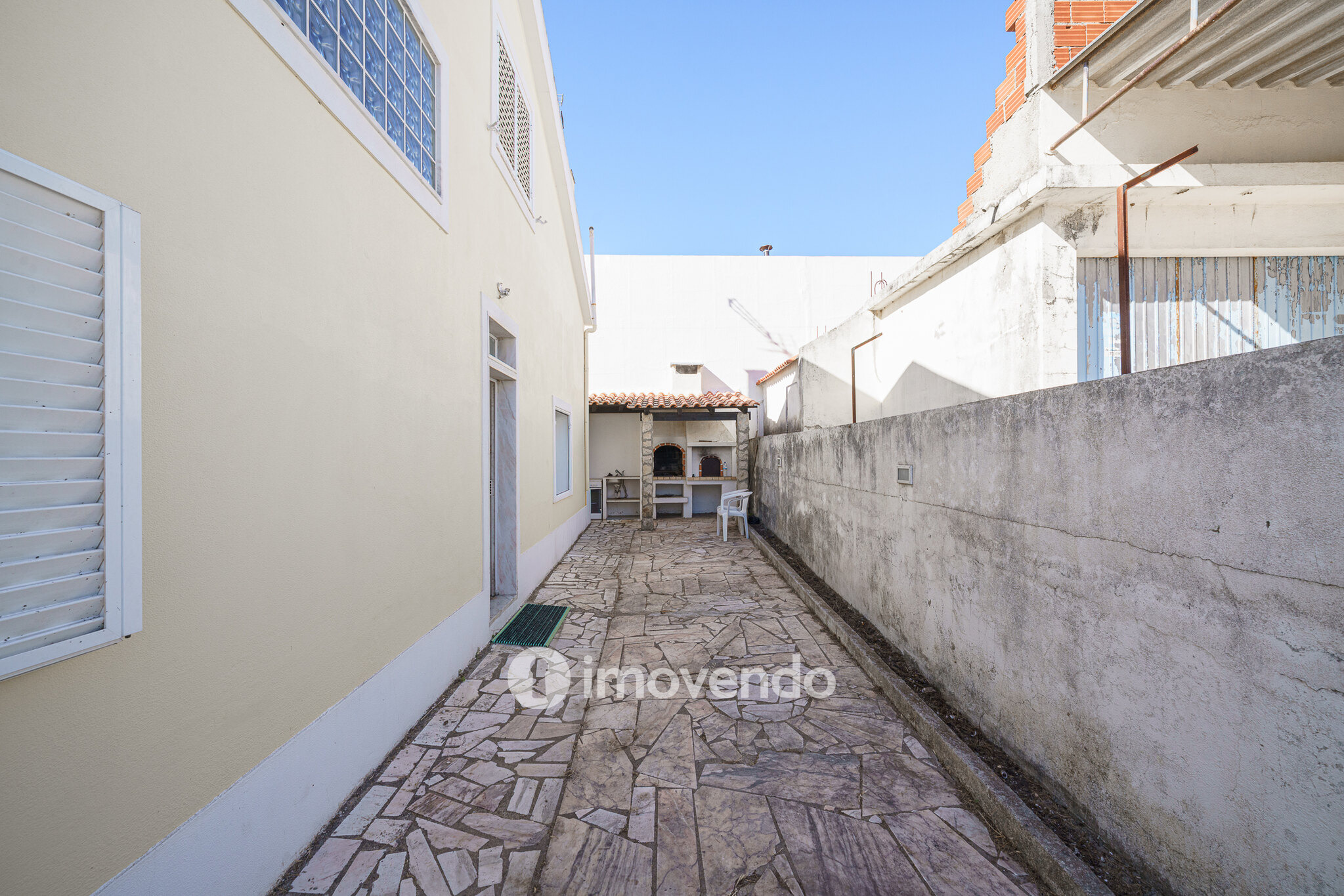 Moradia T4 com garagem e próxima da praia, na Charneca da Caparica