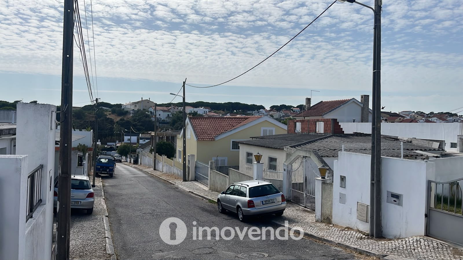 Moradia T4 com garagem e próxima da praia, na Charneca da Caparica