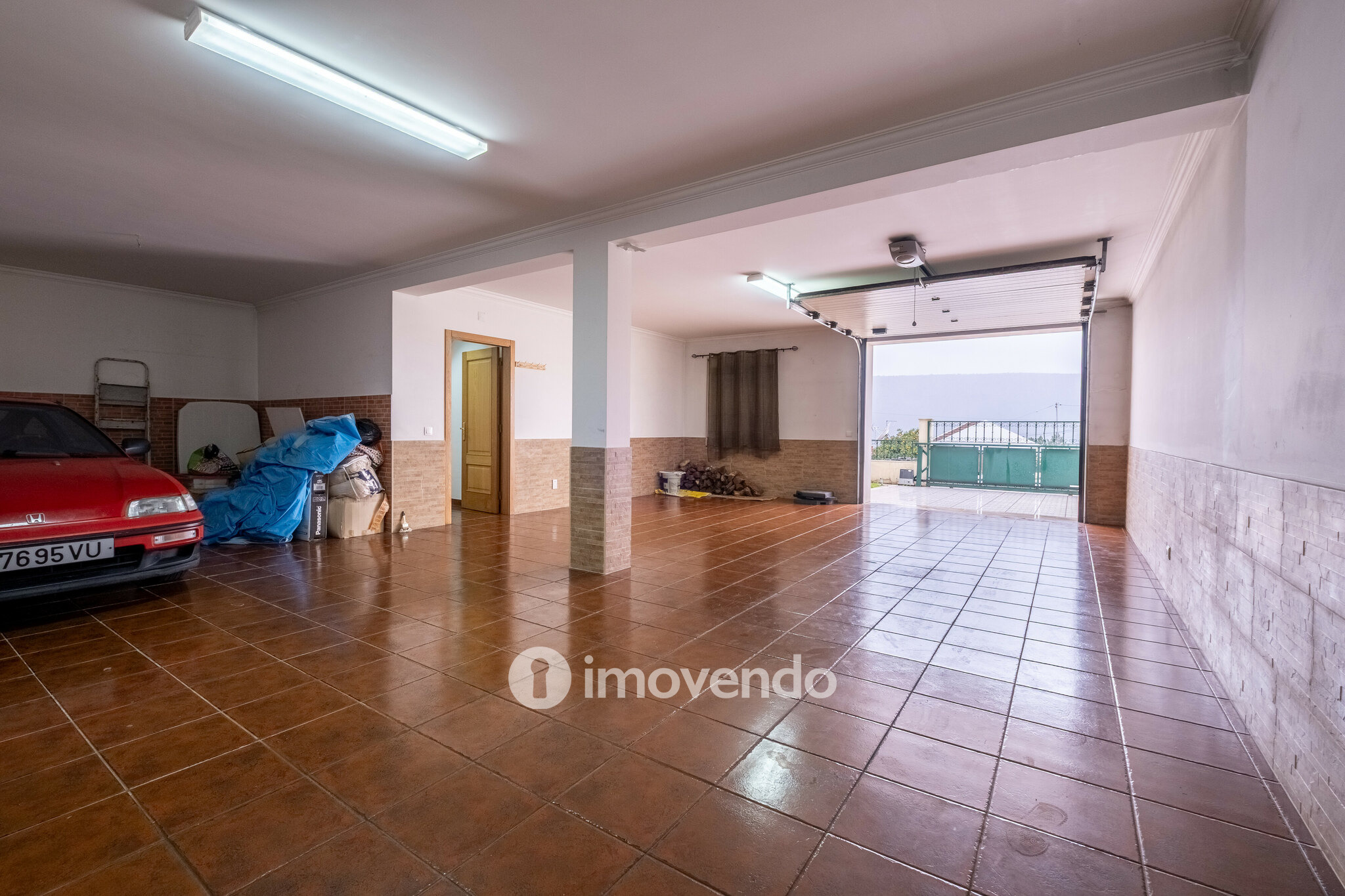 Moradia geminada T3, com áreas amplas e garagem, em Minde, Santarém