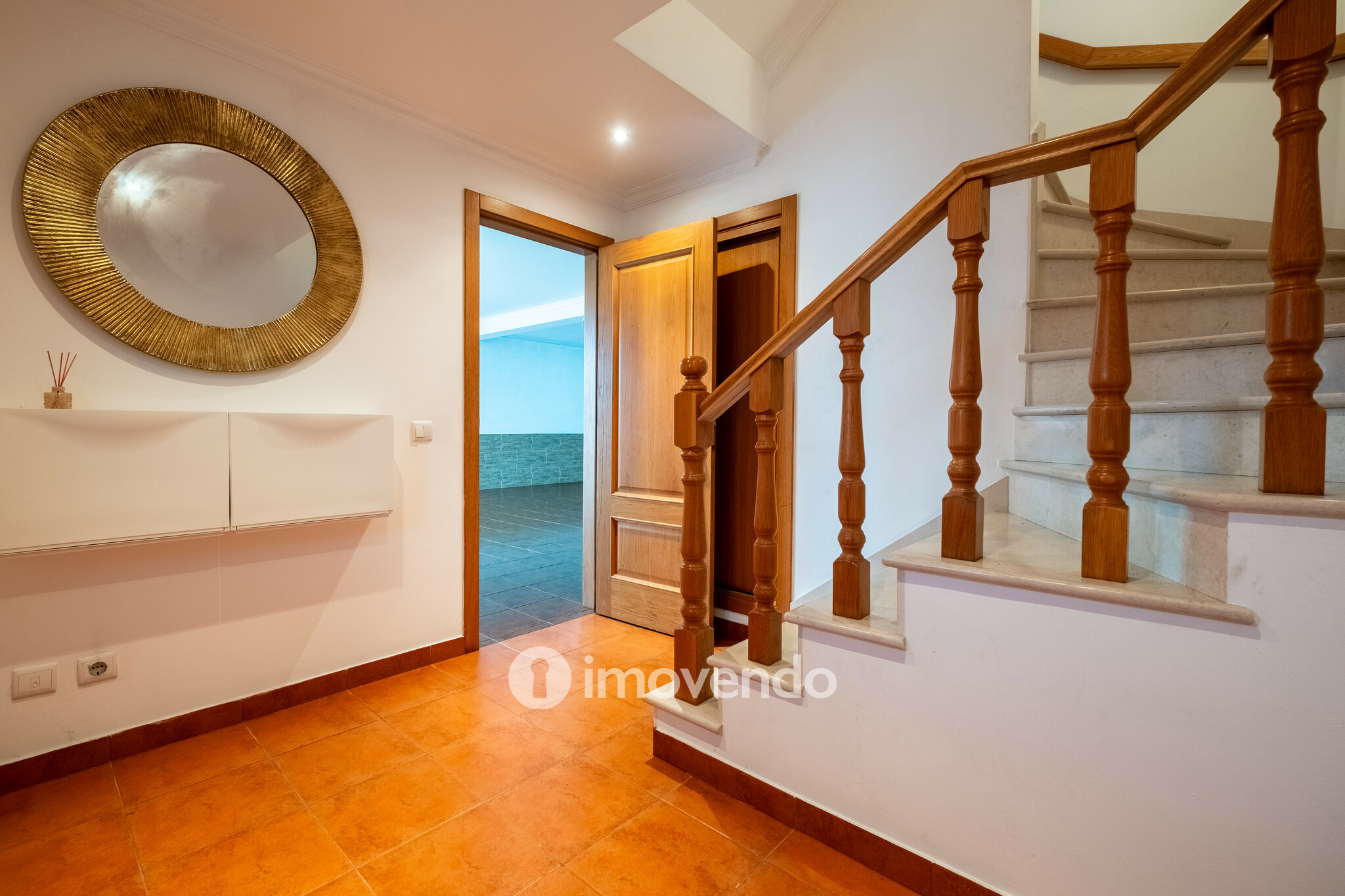 Moradia geminada T3, com áreas amplas e garagem, em Minde, Santarém