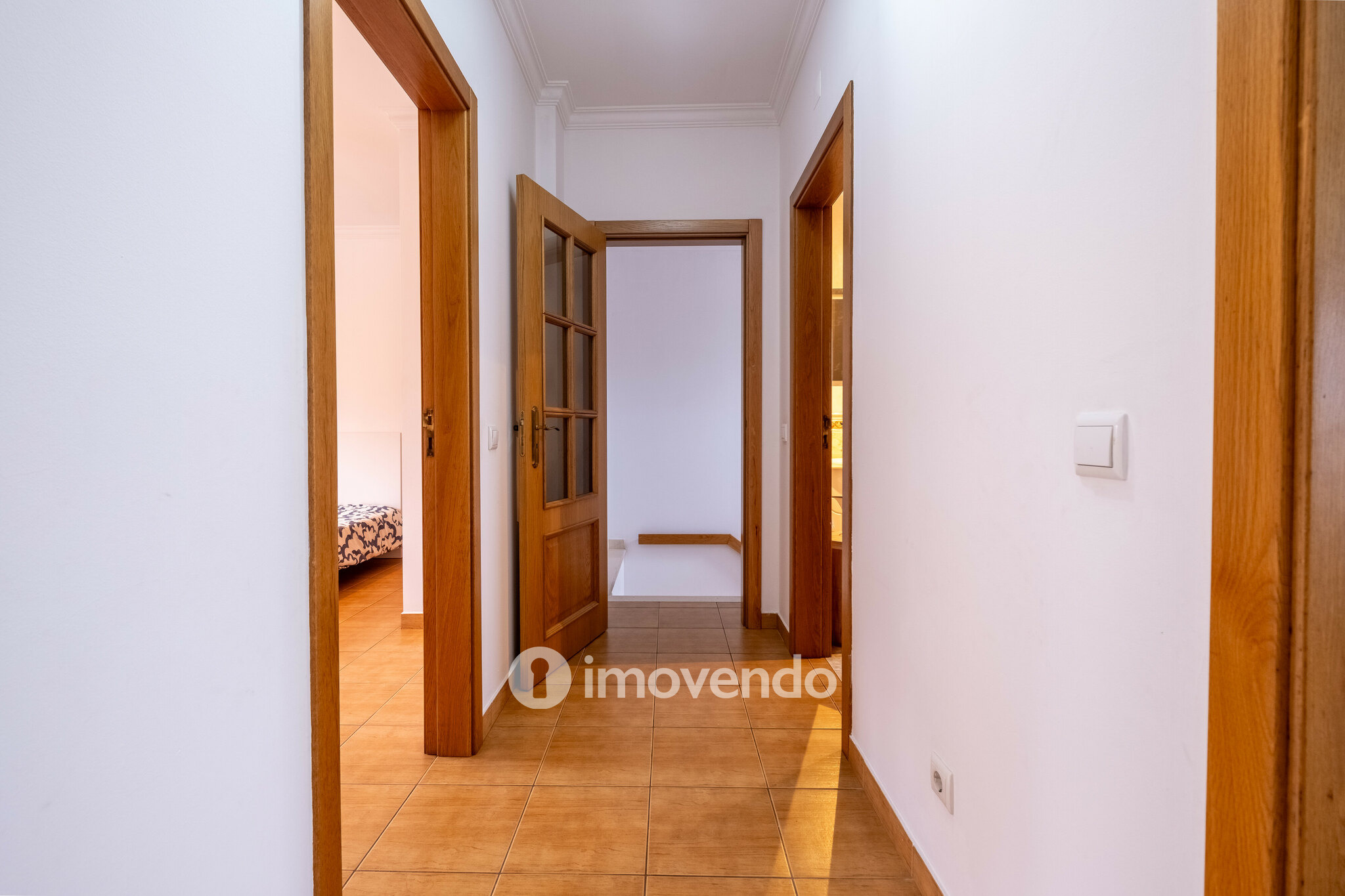 Moradia geminada T3, com áreas amplas e garagem, em Minde, Santarém