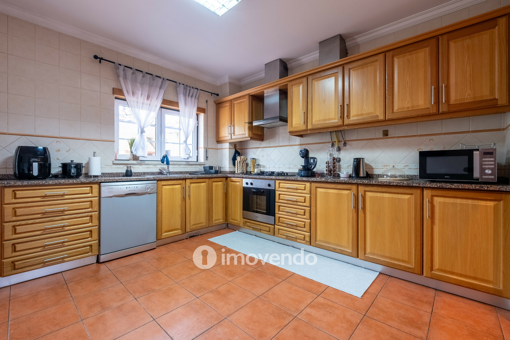 Moradia geminada T3, com áreas amplas e garagem, em Minde, Santarém