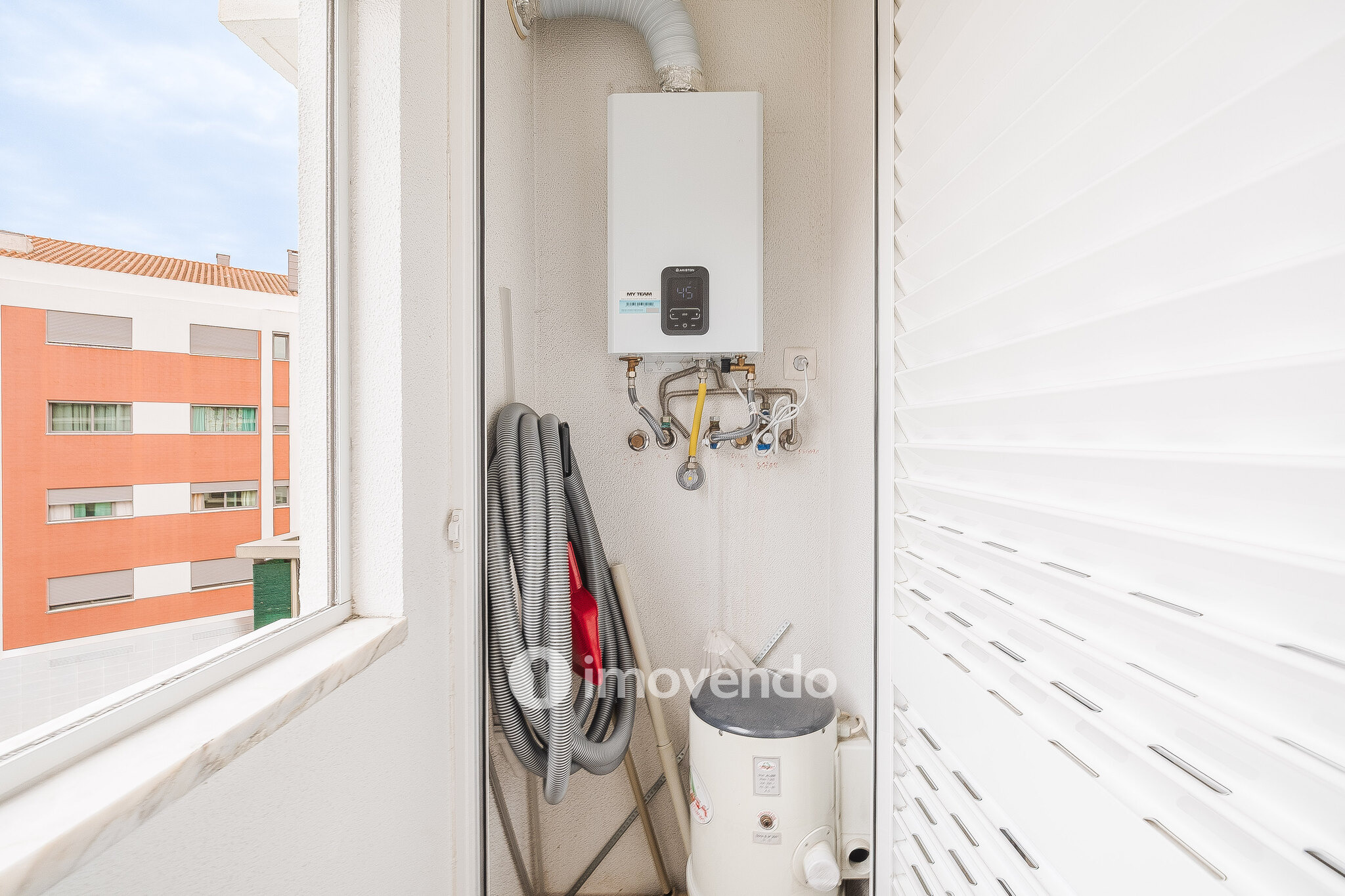 Apartamento T2 moderno, com garagem, em Carnaxide