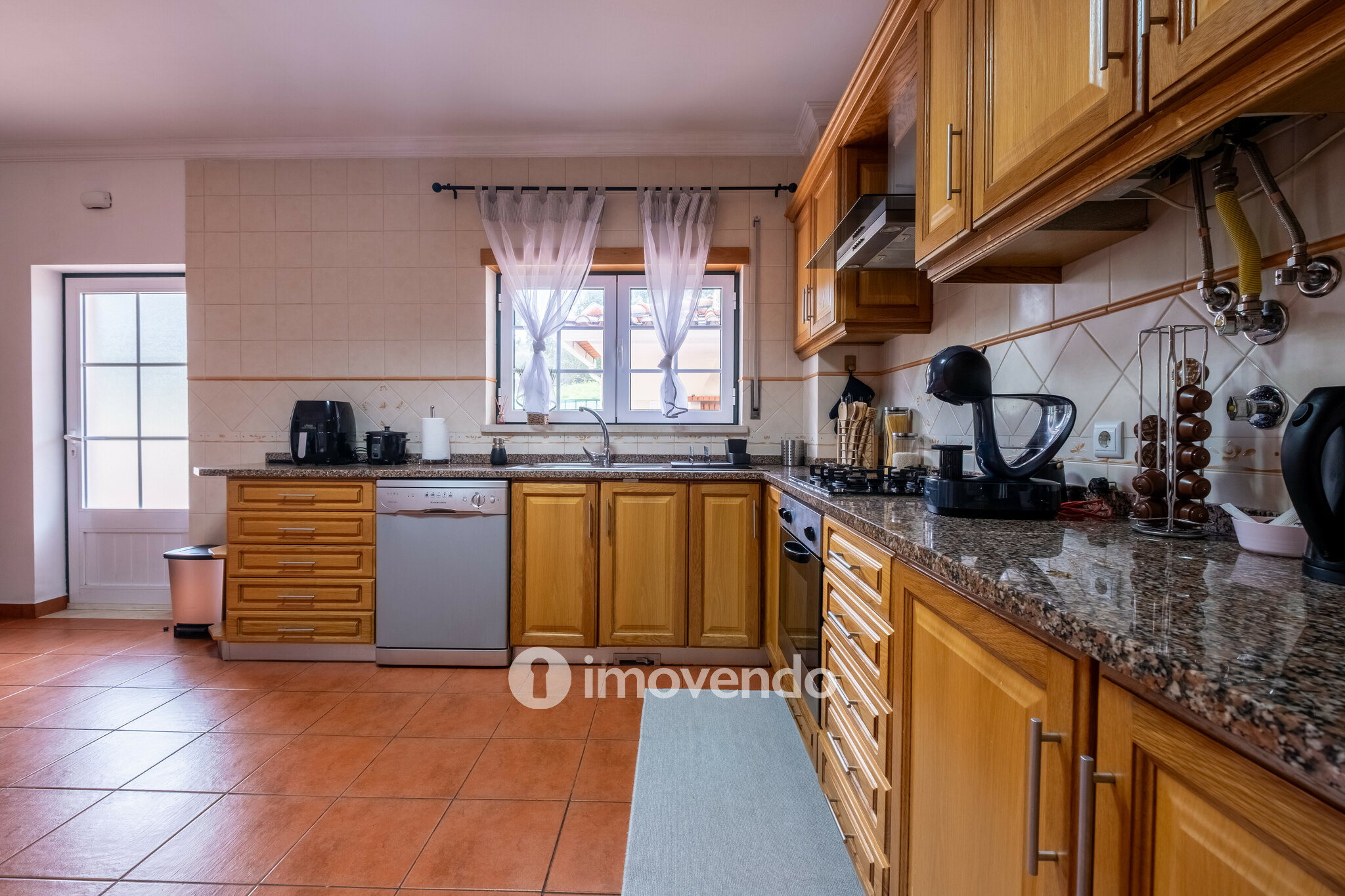 Moradia geminada T3, com áreas amplas e garagem, em Minde, Santarém