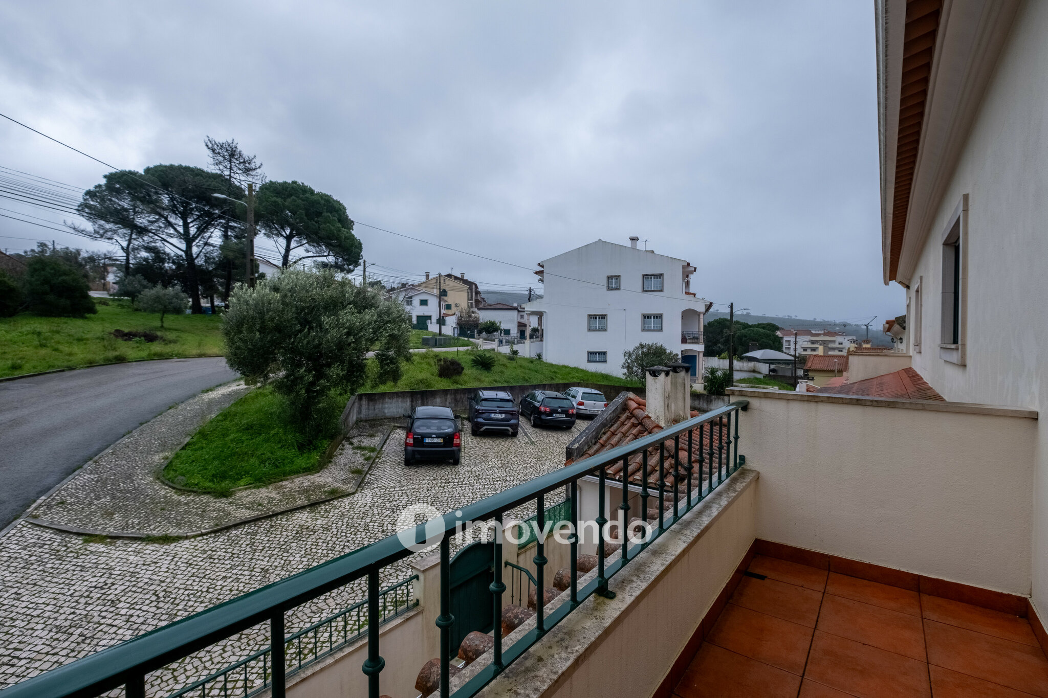 Moradia geminada T3, com áreas amplas e garagem, em Minde, Santarém