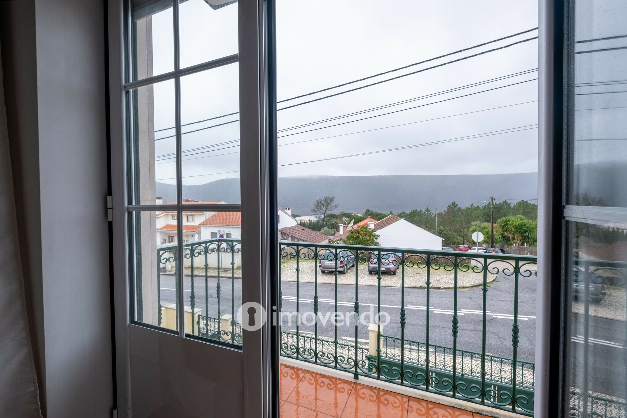 Moradia geminada T3, com áreas amplas e garagem, em Minde, Santarém