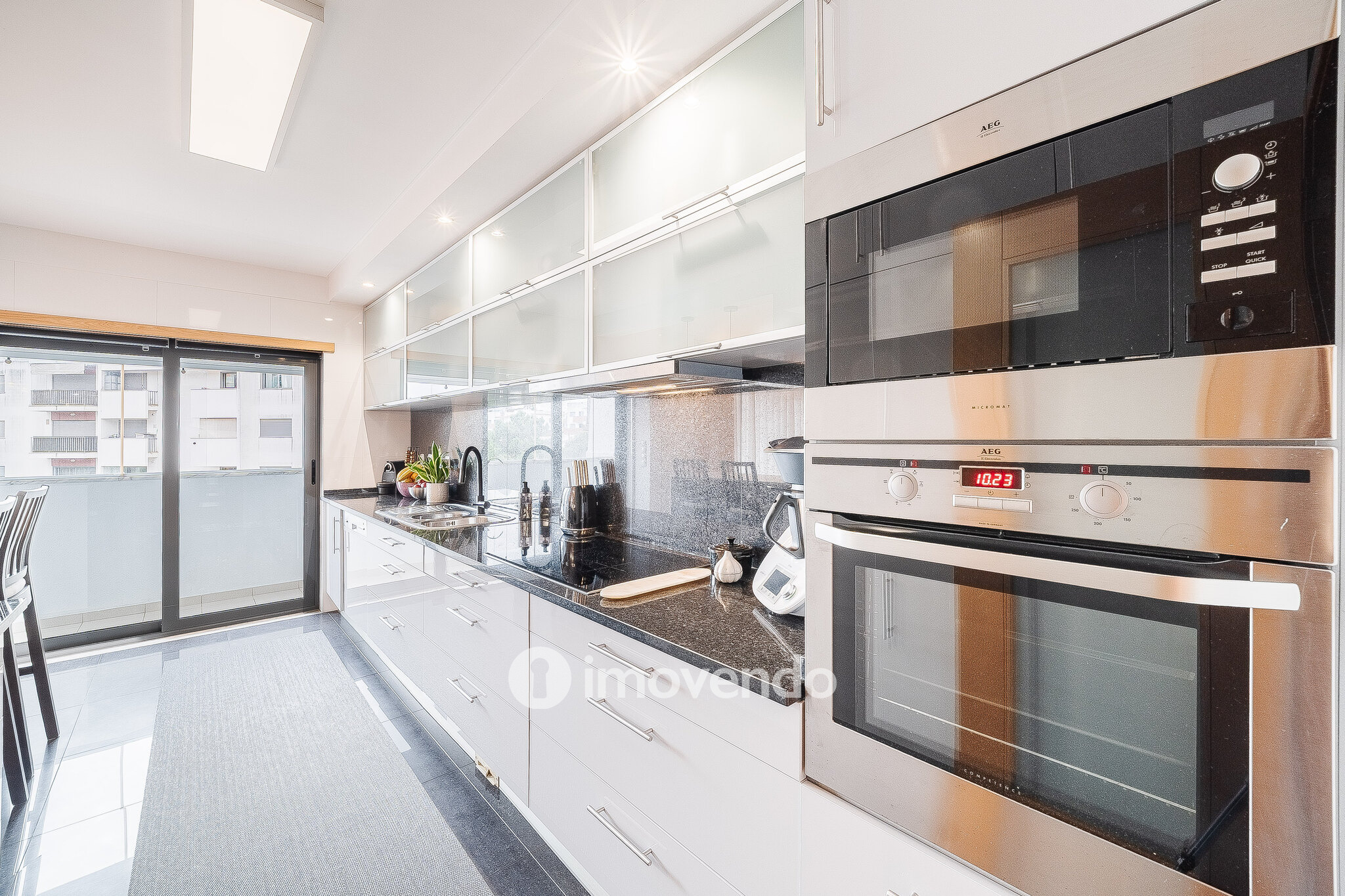 Apartamento T2 moderno, com garagem, em Carnaxide