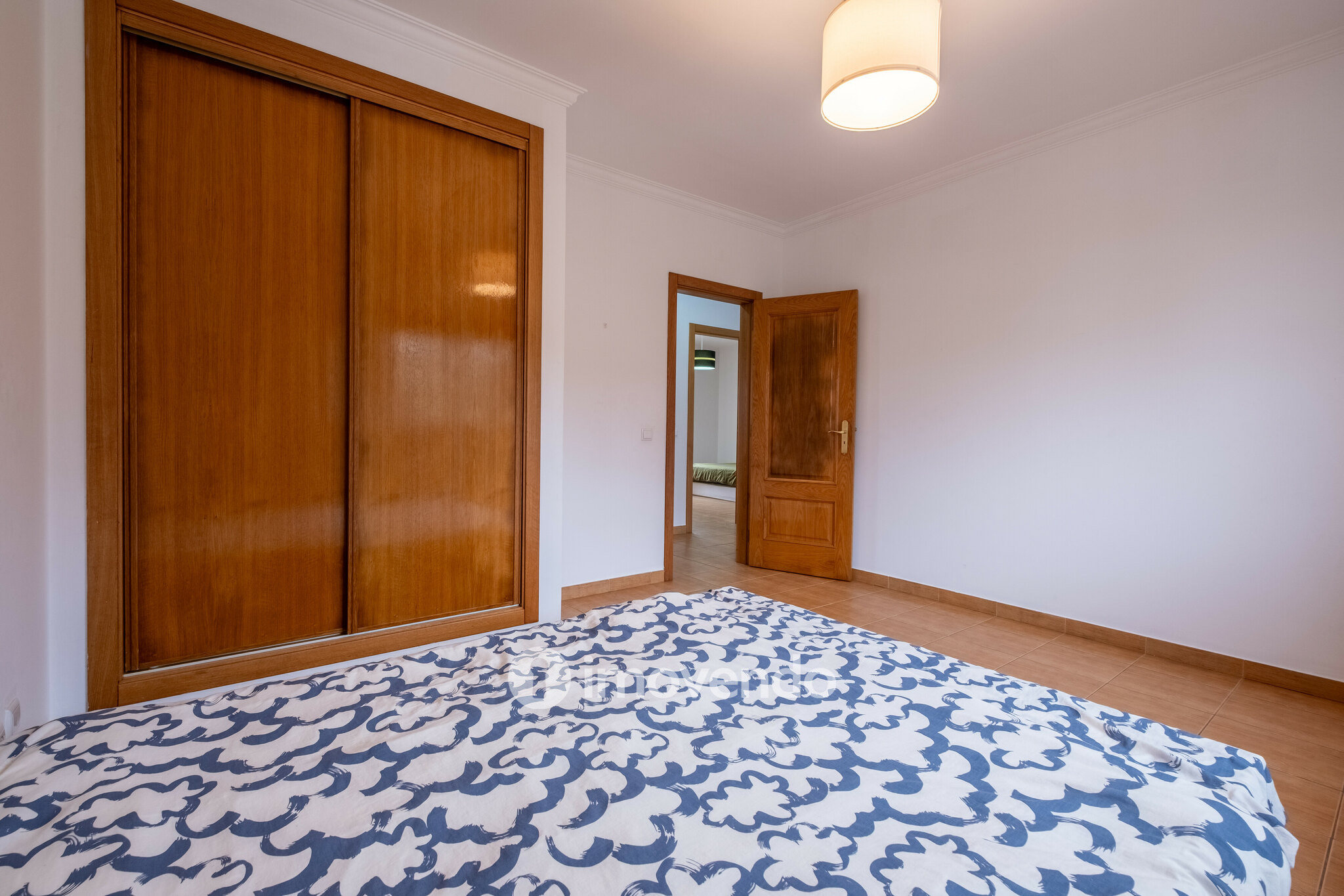 Moradia geminada T3, com áreas amplas e garagem, em Minde, Santarém