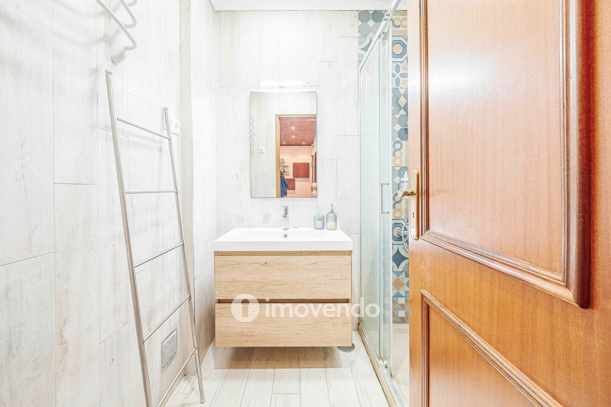 Apartamento T3 mobilado e com cozinha equipada, em Cacilhas