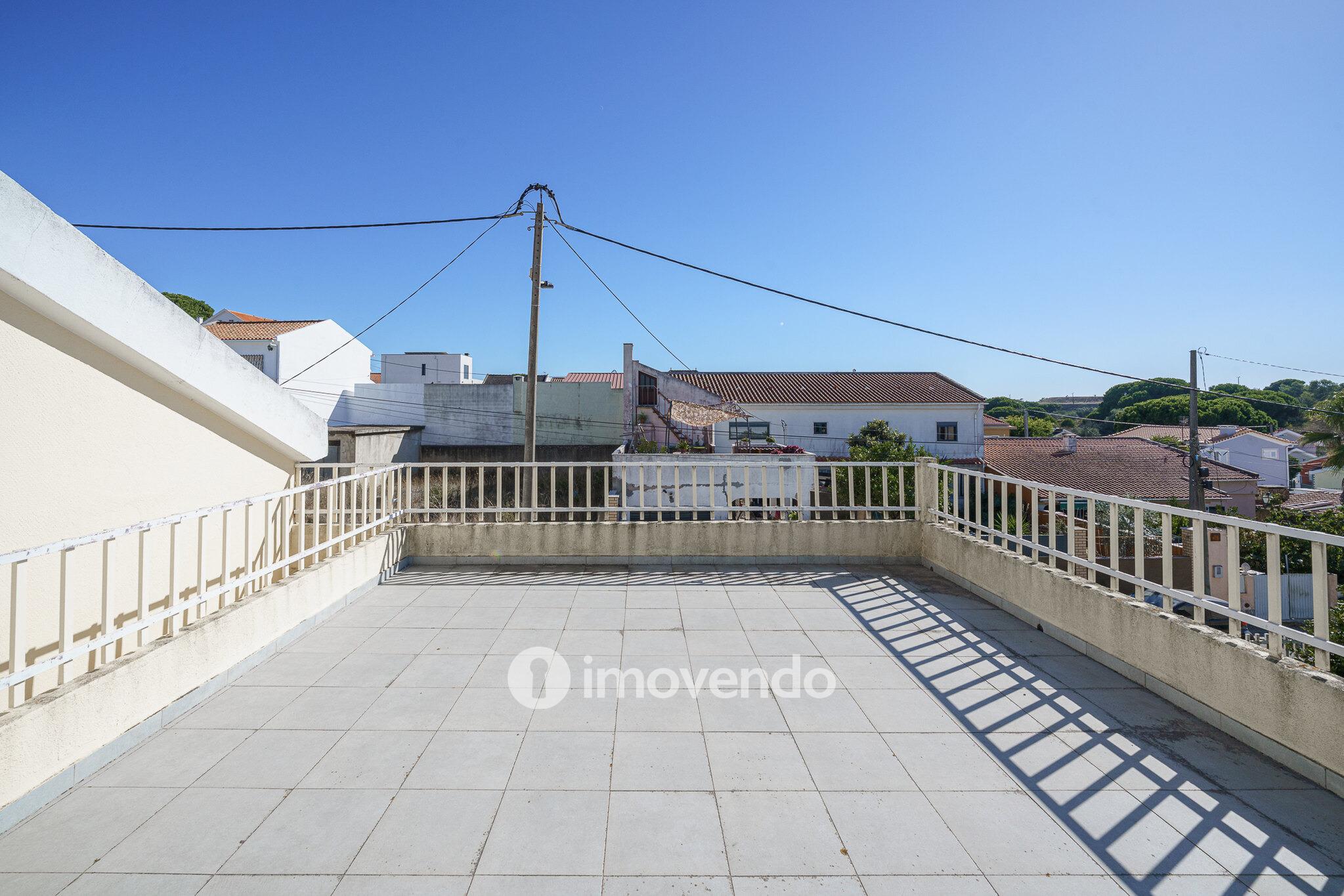 Moradia T4 com garagem e próxima da praia, na Charneca da Caparica