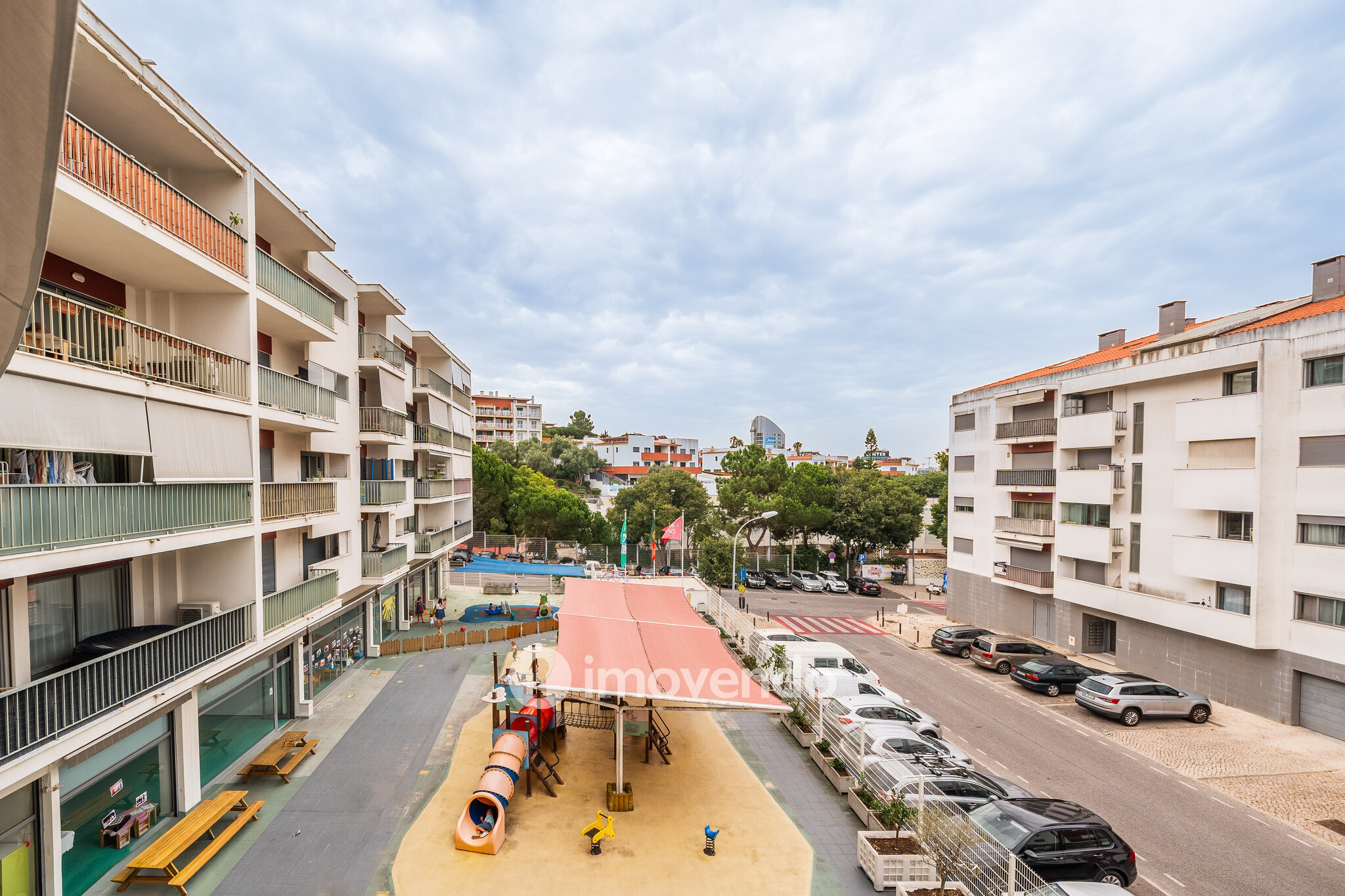 Apartamento T2 moderno, com garagem, em Carnaxide