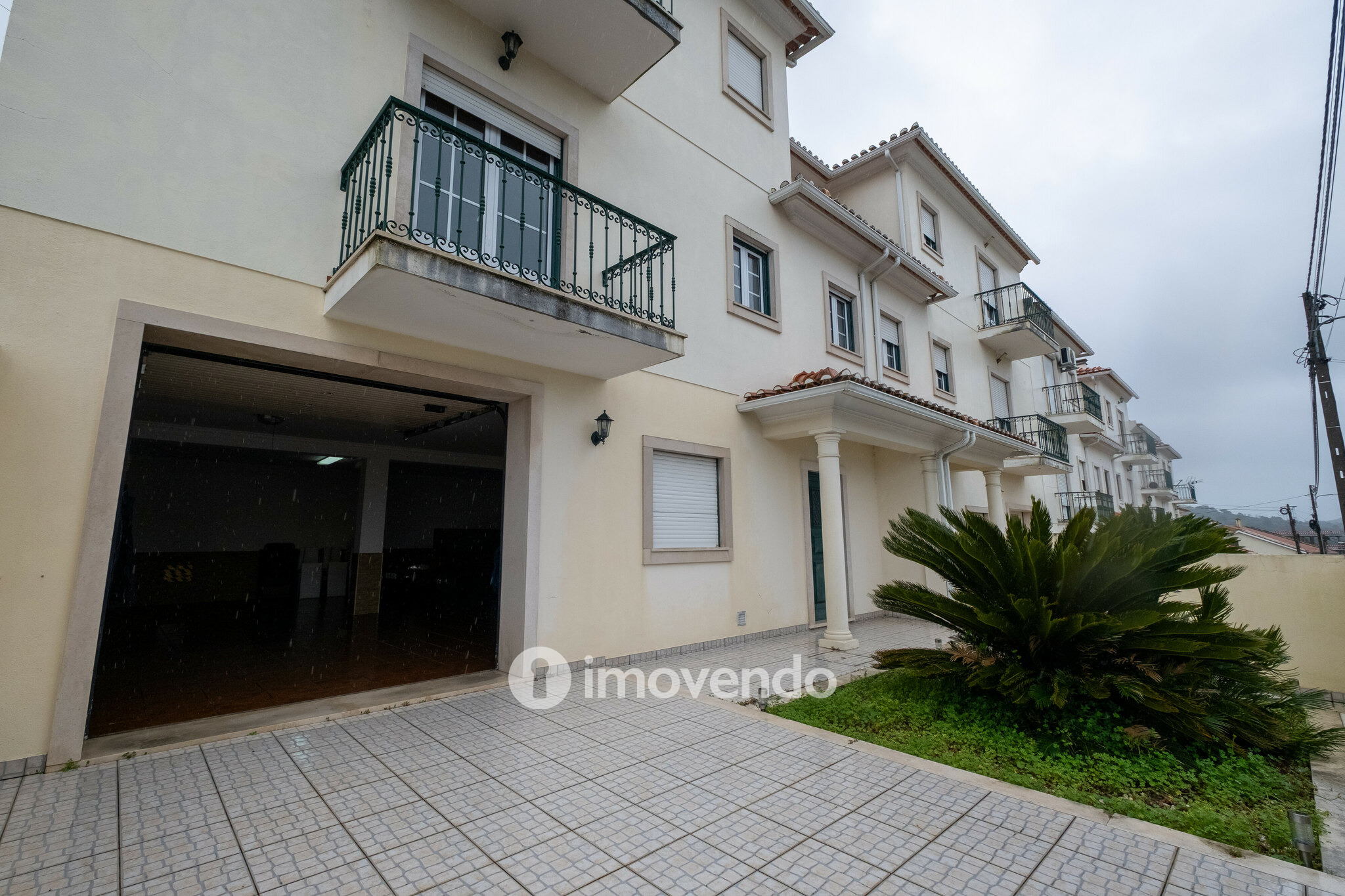 Moradia geminada T3, com áreas amplas e garagem, em Minde, Santarém