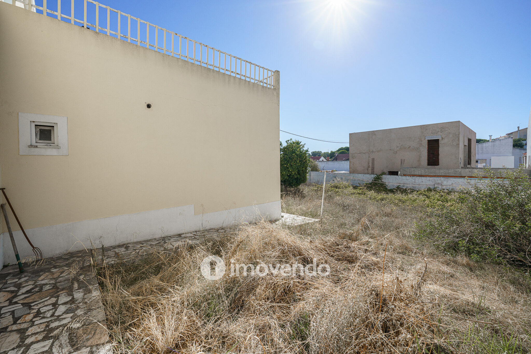 Moradia T4 com garagem e próxima da praia, na Charneca da Caparica