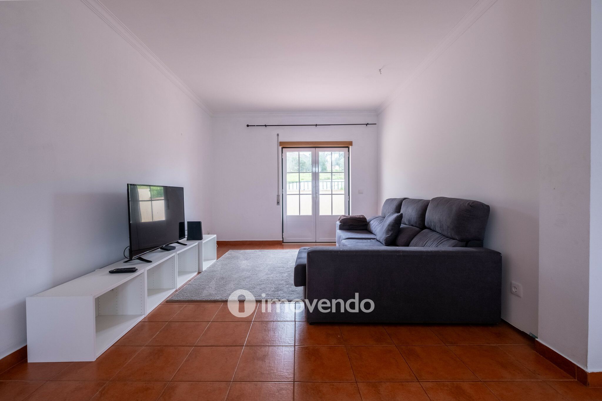 Moradia geminada T3, com áreas amplas e garagem, em Minde, Santarém