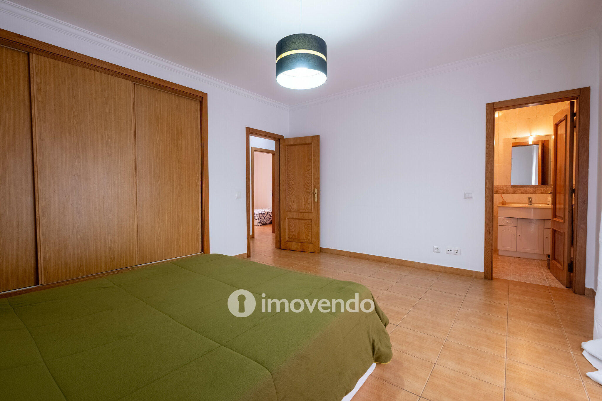 Moradia geminada T3, com áreas amplas e garagem, em Minde, Santarém