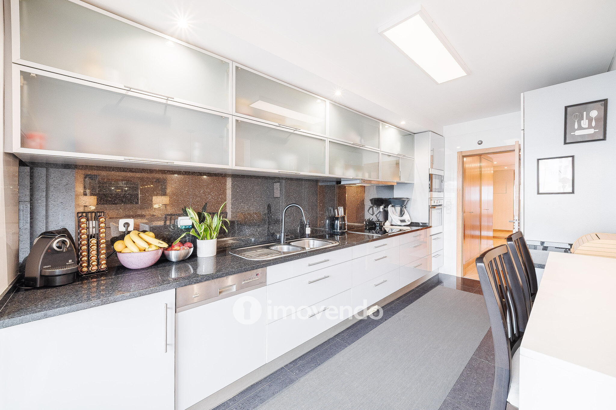 Apartamento T2 moderno, com garagem, em Carnaxide